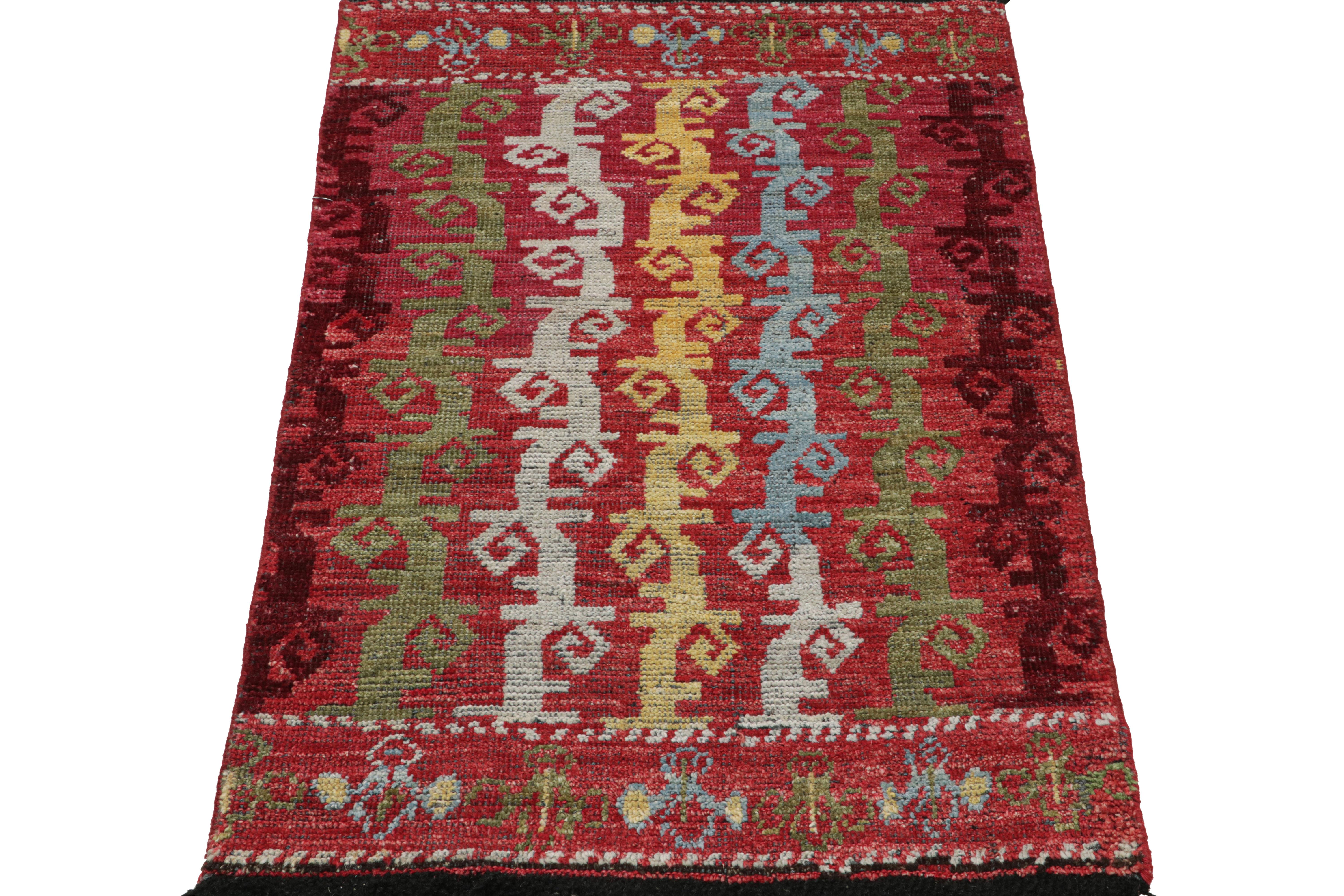 Moderno Rug & Kilim è un tappeto tribale caucasico di colore rosso con motivi pittorici a forma di vite. in vendita