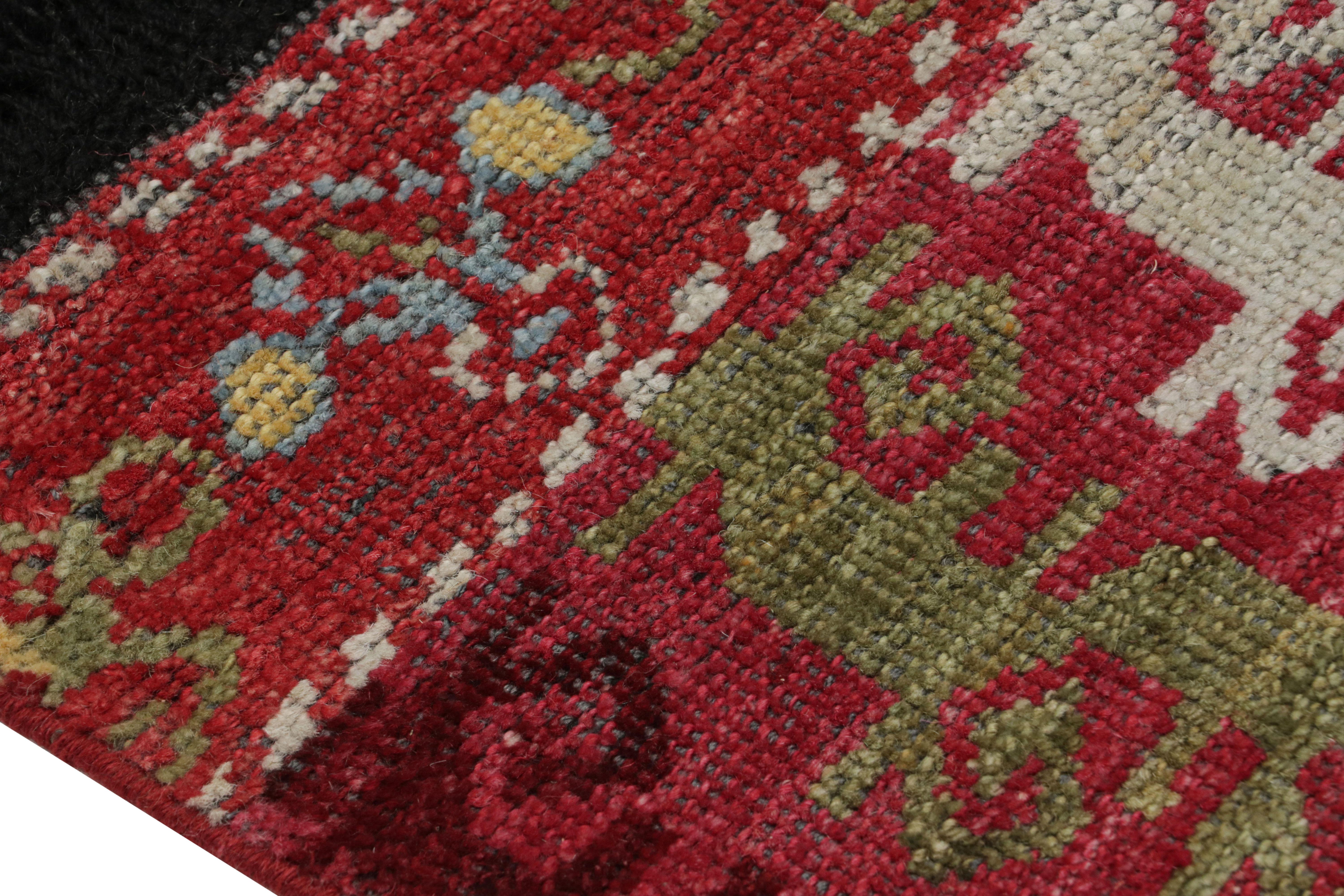 Indiano Rug & Kilim è un tappeto tribale caucasico di colore rosso con motivi pittorici a forma di vite. in vendita