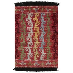 Rug & Kilim's kaukasischer Stammes-Teppich in Rot mit Rankenwerk-Bildern