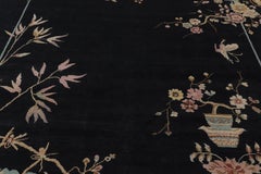 Rug & Kilim è un tappeto cinese di ispirazione Art Deco, con eleganti fiori in blu notte