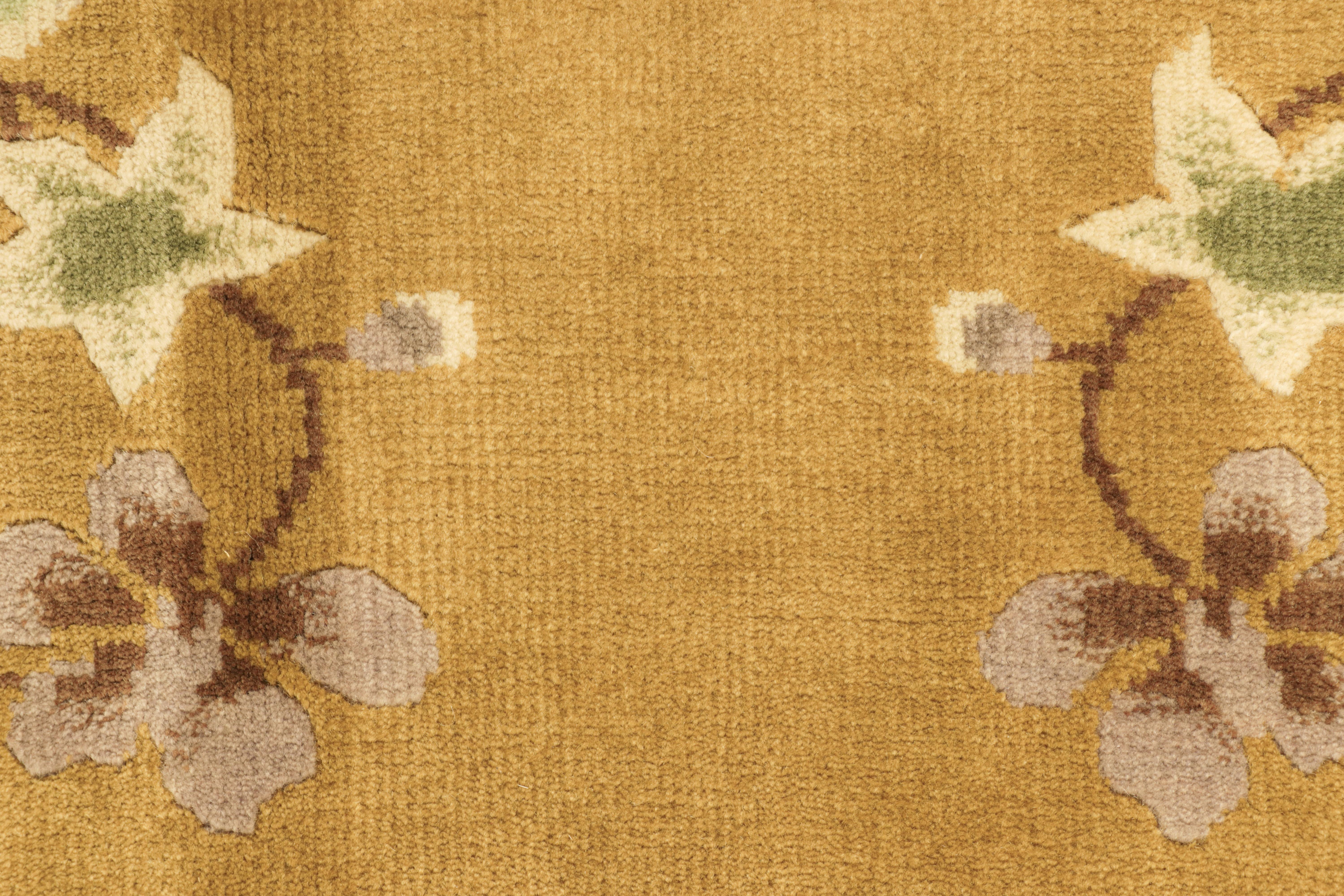 Alfombra china Art Déco Rug & Kilim en marrón y verde con motivos florales Art Decó en venta