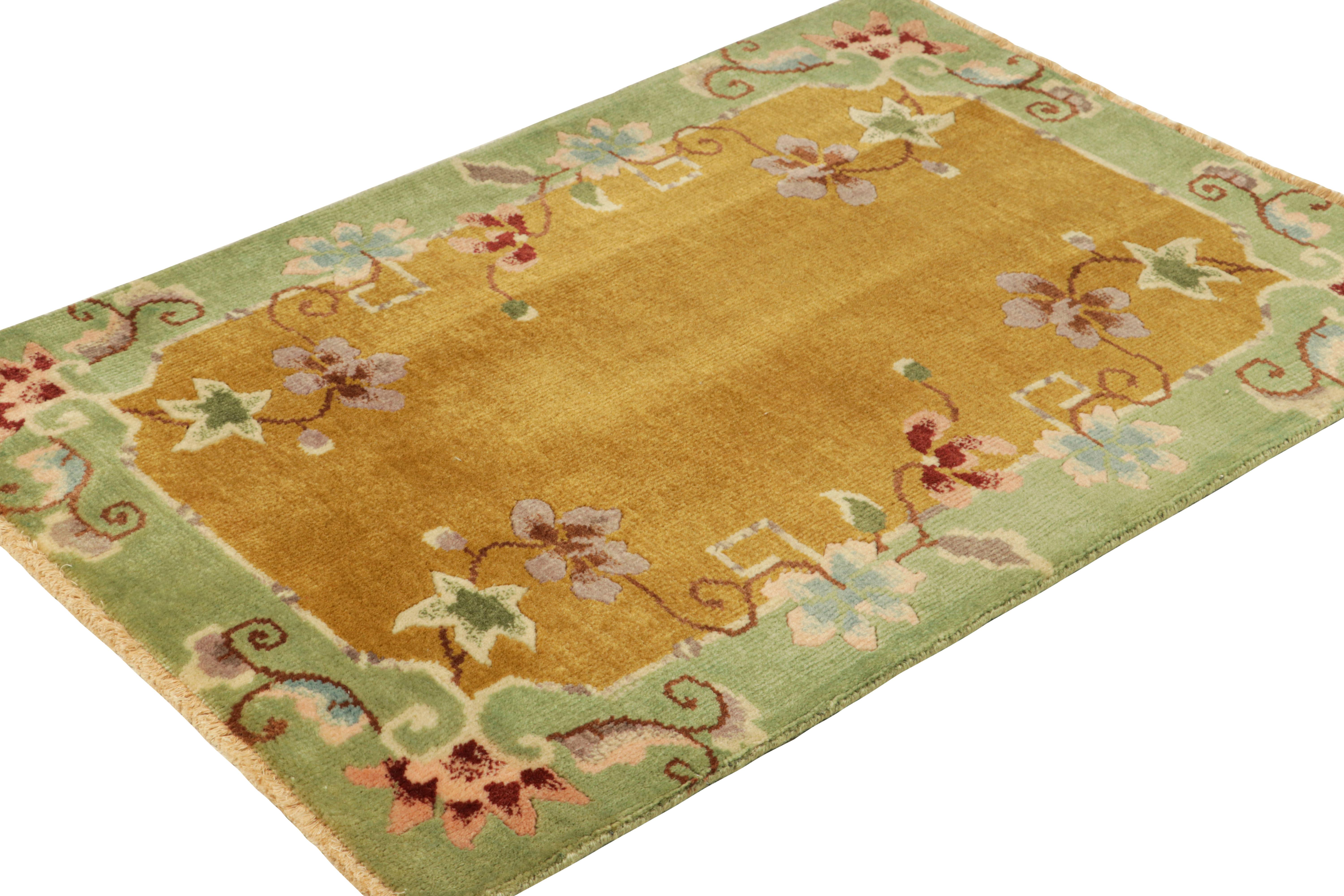 Alfombra china Art Déco Rug & Kilim en marrón y verde con motivos florales Indio en venta