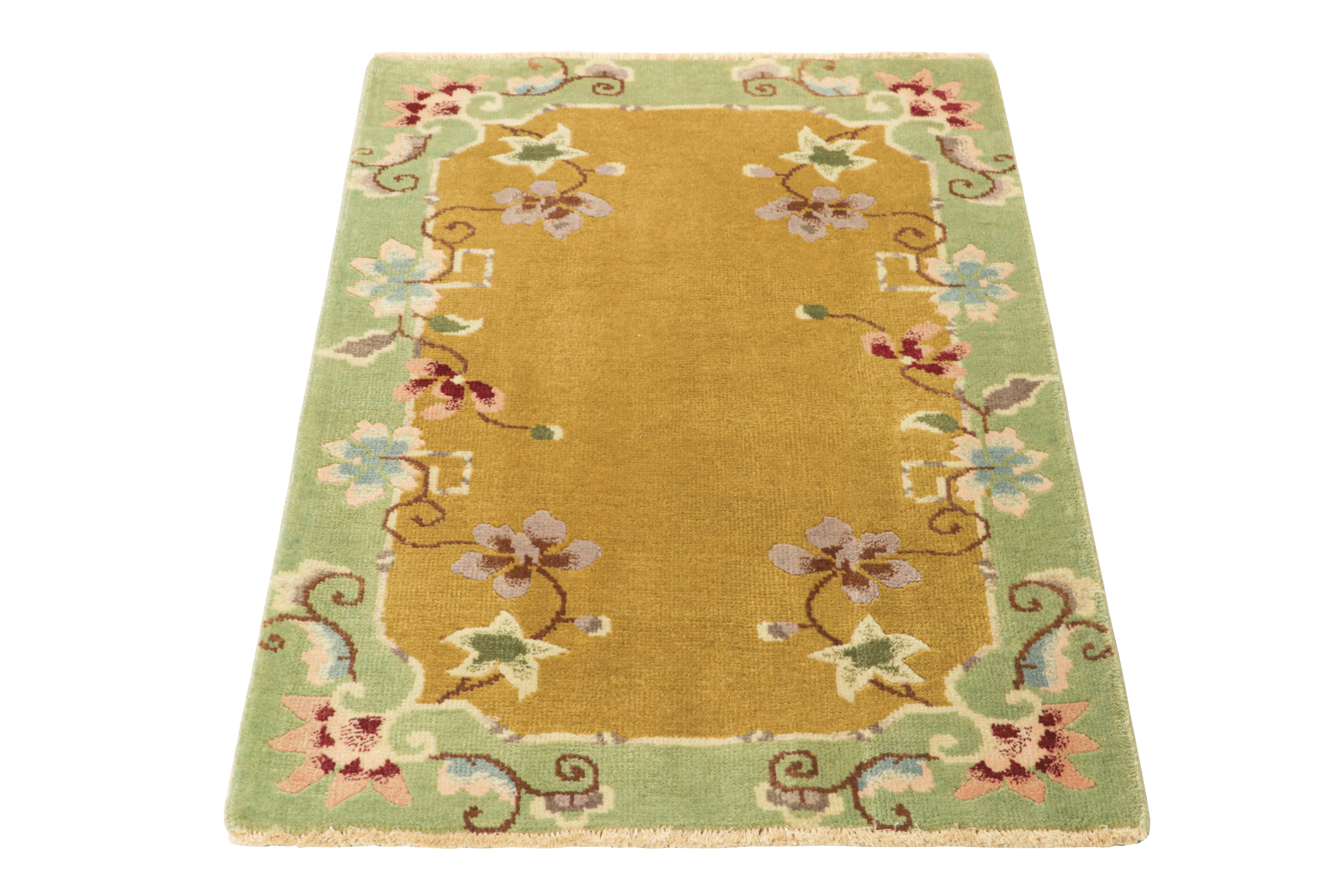 Alfombra china Art Déco Rug & Kilim en marrón y verde con motivos florales Anudado a mano en venta