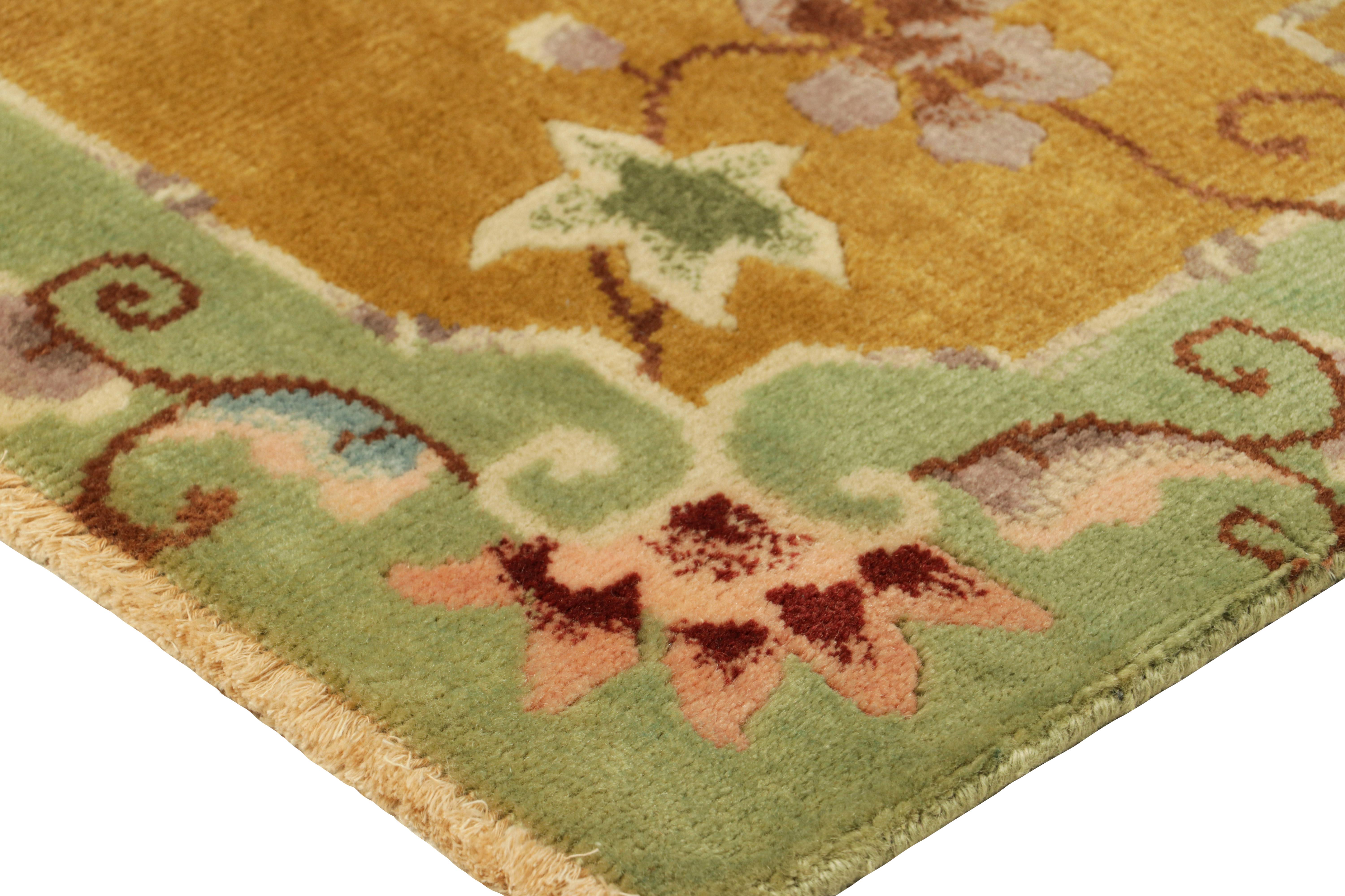 Alfombra china Art Déco Rug & Kilim en marrón y verde con motivos florales en Nuevo estado para la venta en Long Island City, NY