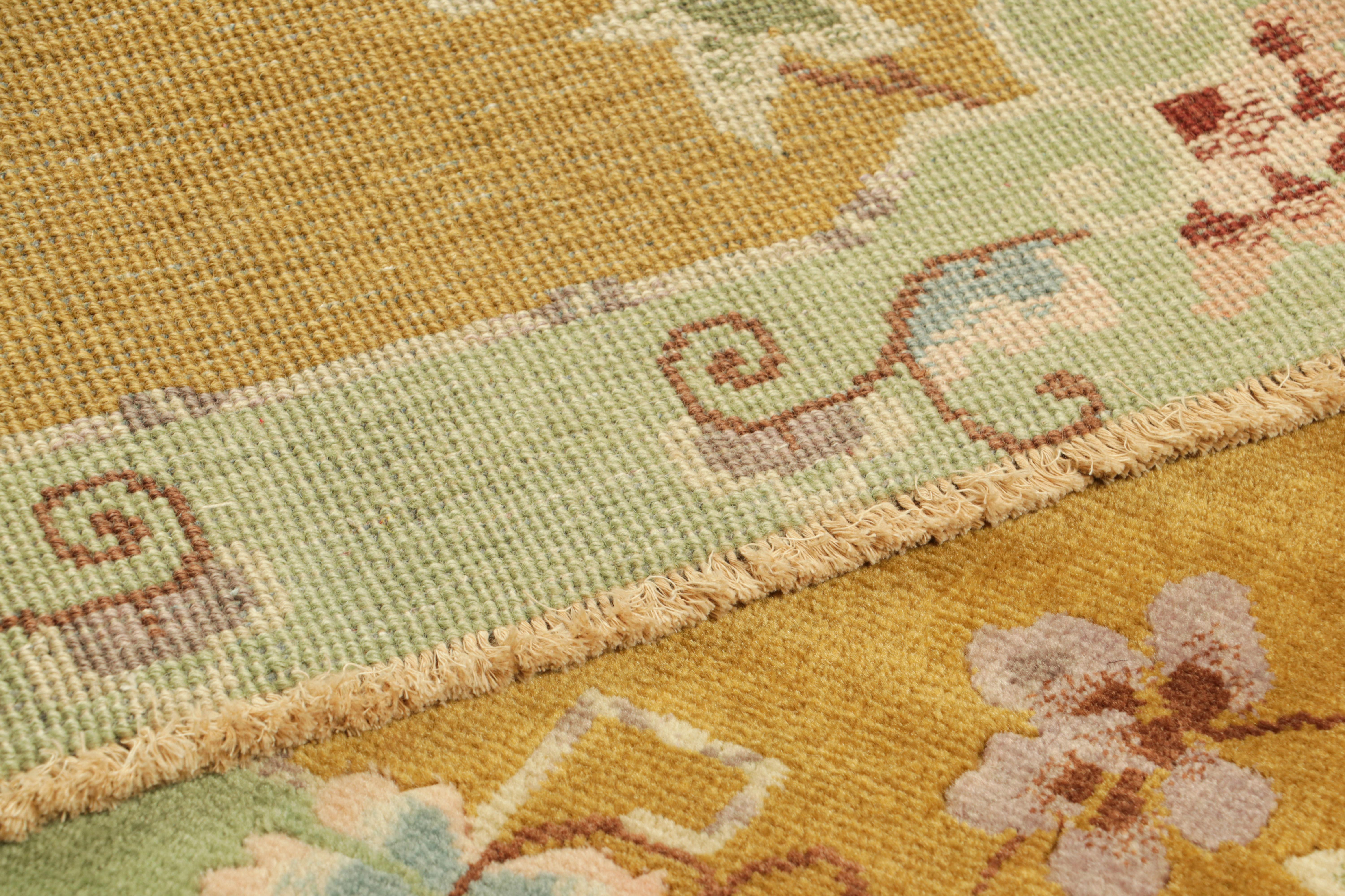 Alfombra china Art Déco Rug & Kilim en marrón y verde con motivos florales Siglo XXI y contemporáneo en venta