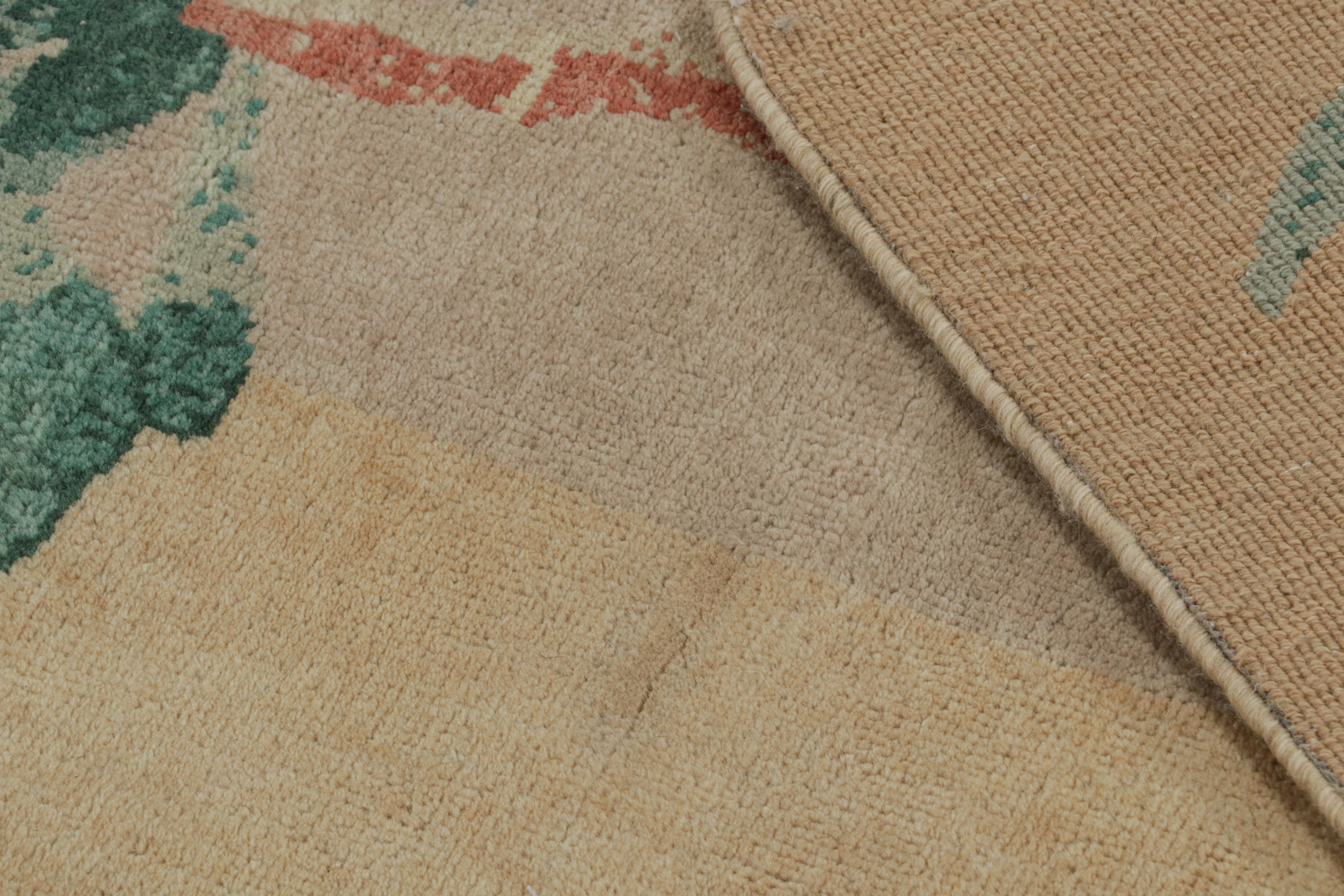 Rug & Kilim's Chinesischer Fragmentteppich im Art Deco Stil in Beige mit floralen Mustern (21. Jahrhundert und zeitgenössisch) im Angebot