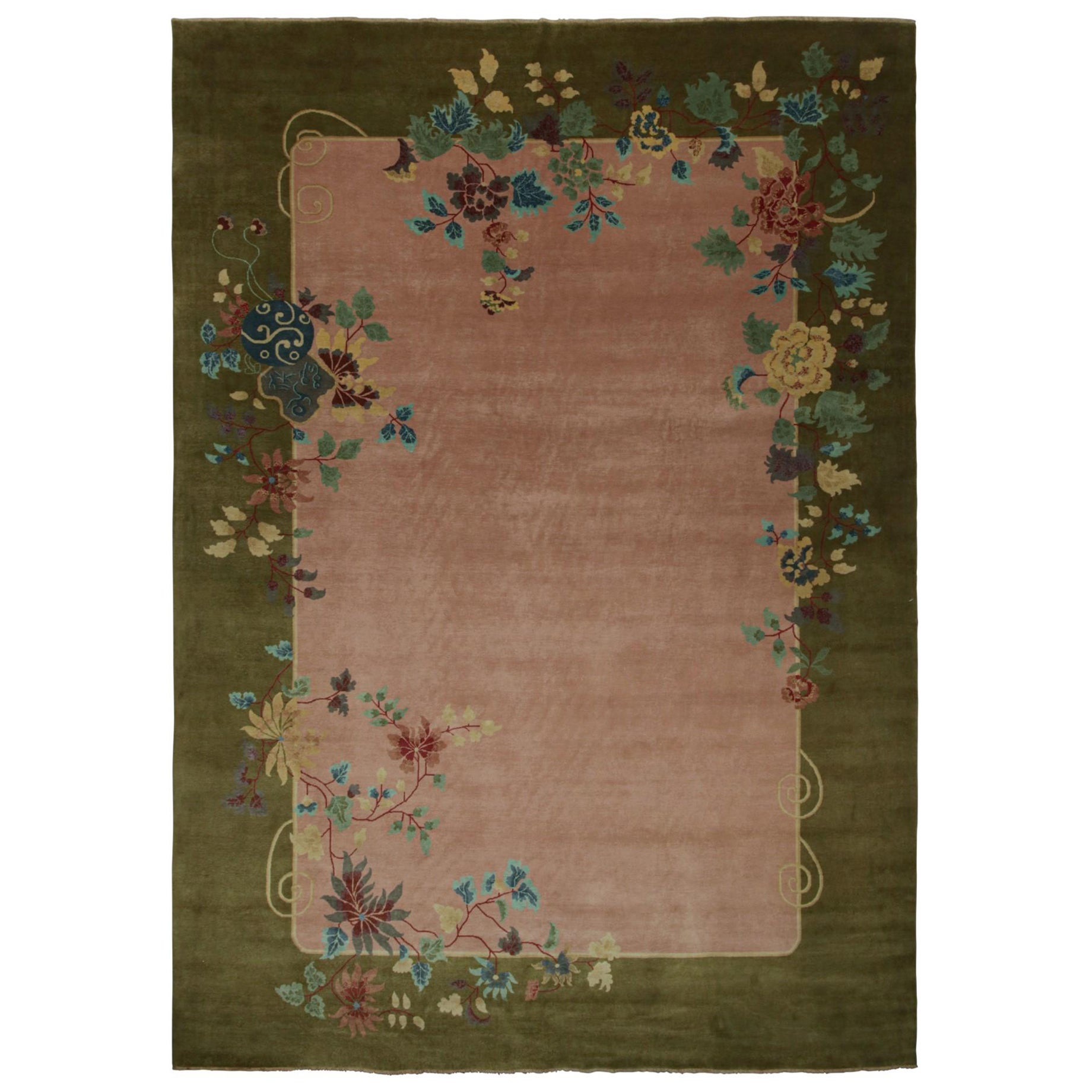 Rug & Kilim è un tappeto cinese in stile Art Deco di grandi dimensioni con motivi floreali.