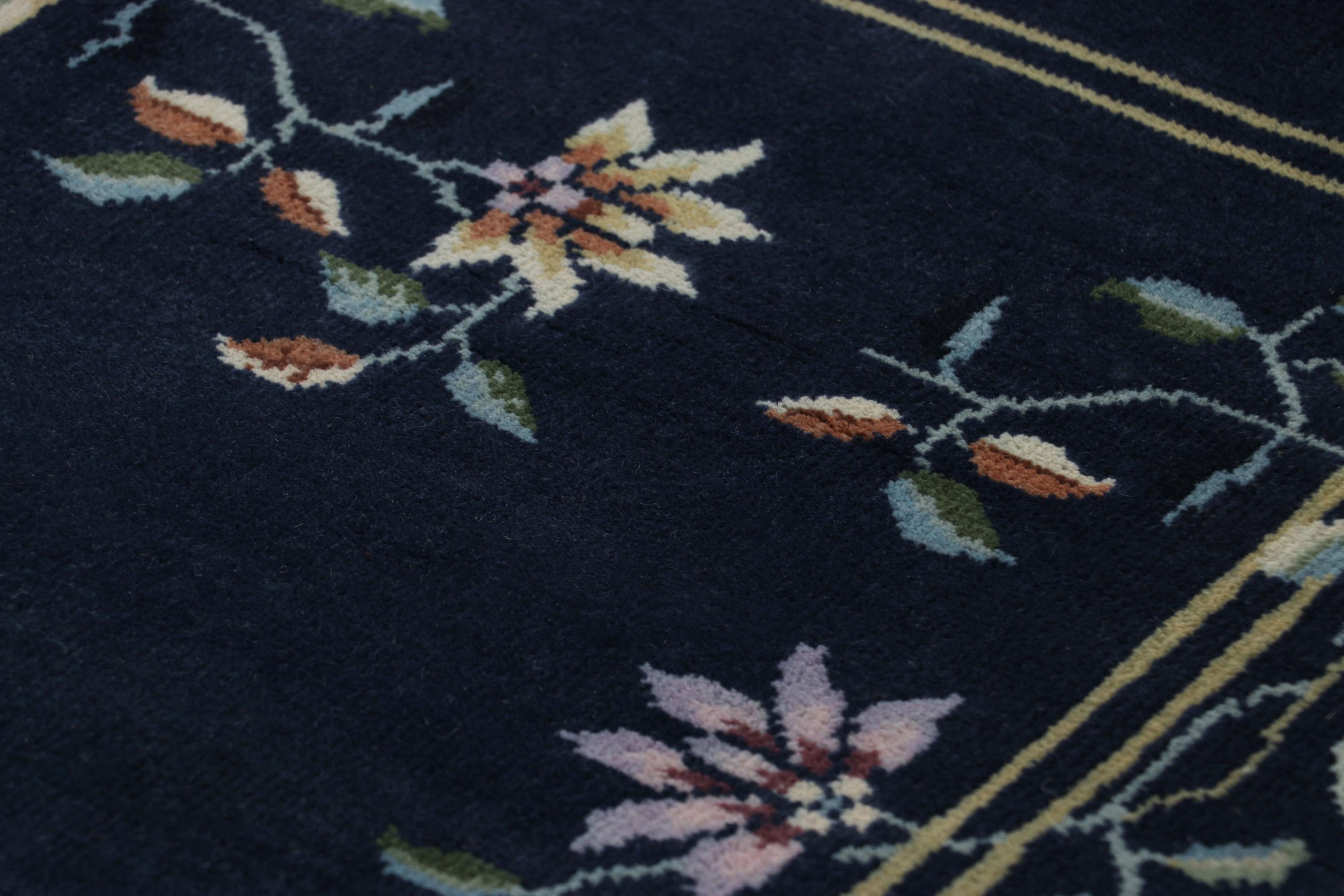 Realizzato in lana annodata a mano, questo tappeto contemporaneo 2x4 in formato regalo rappresenta la collezione di tappeti Art Deco cinesi di Rug & Kilim, ispirata a pezzi d'epoca in stile Chinoiserie degli anni '20 dalla sensibilità più elegante.