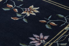 Rug & Kilim's Chinesischer Art Deco Stil Teppich, helle Blumenmuster auf Marineblau
