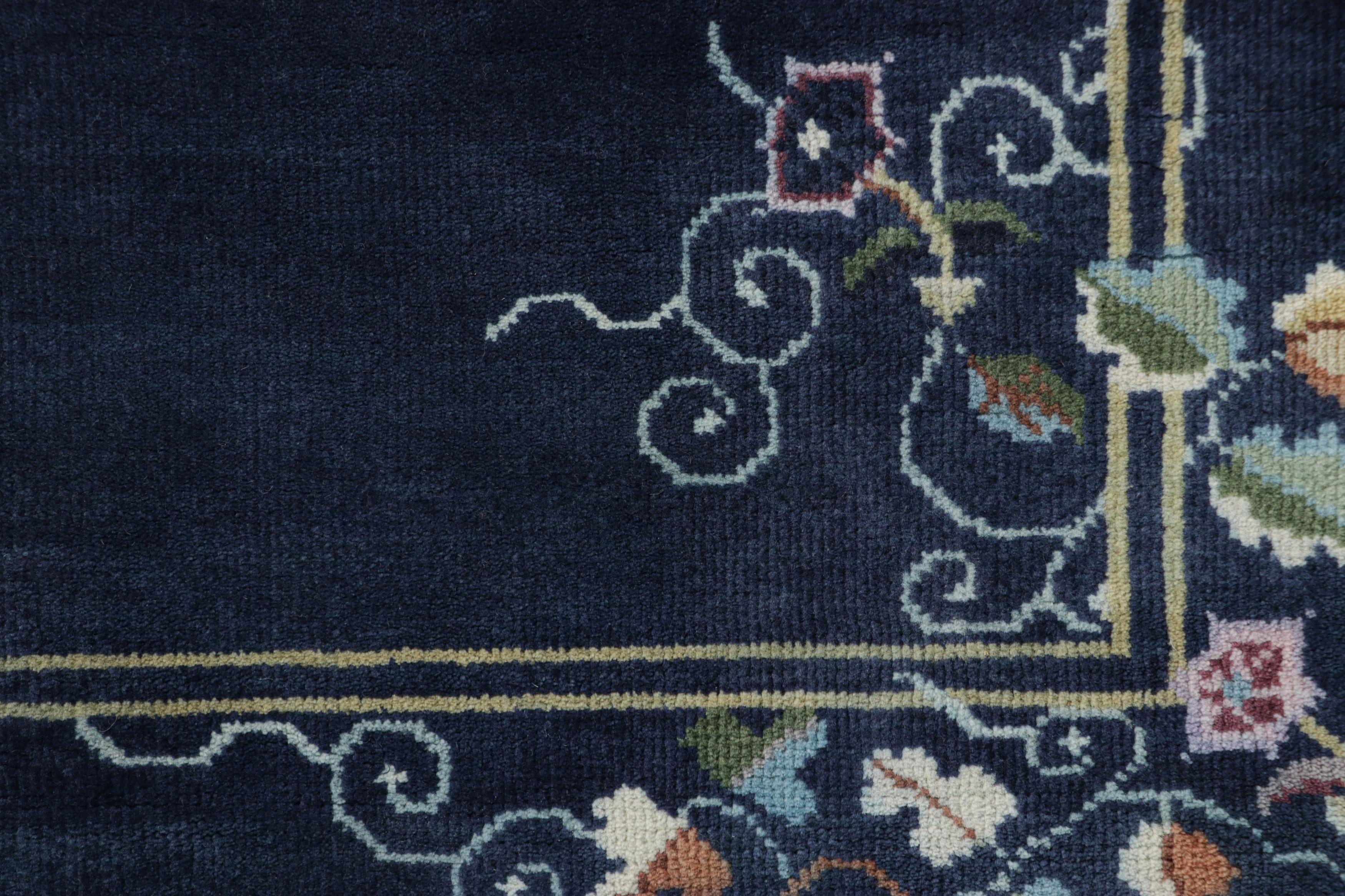 Art Déco Rug & Kilim è un tappeto cinese in stile Art Deco, con motivi floreali luminosi in blu navy in vendita
