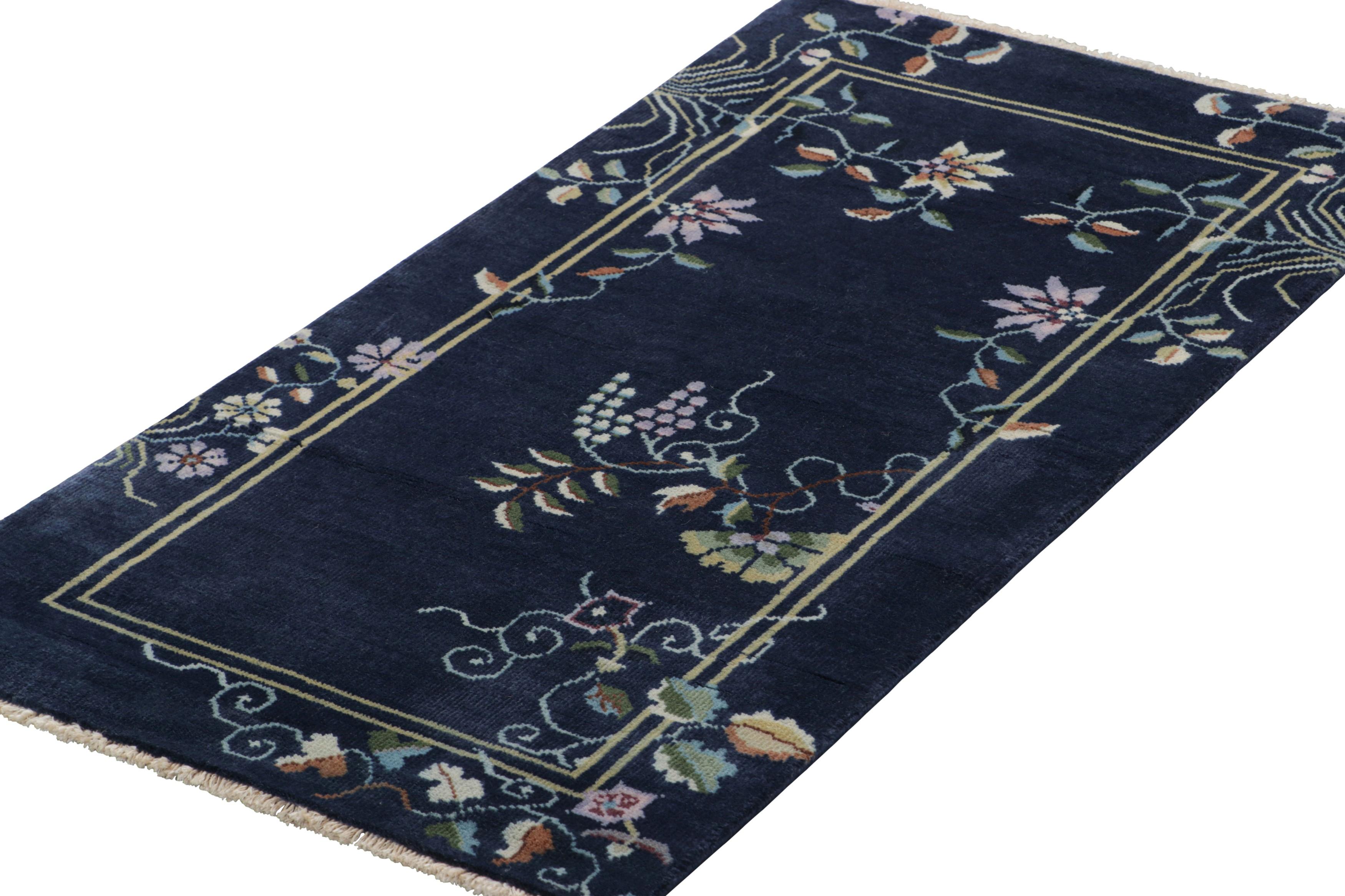 Indiano Rug & Kilim è un tappeto cinese in stile Art Deco, con motivi floreali luminosi in blu navy in vendita
