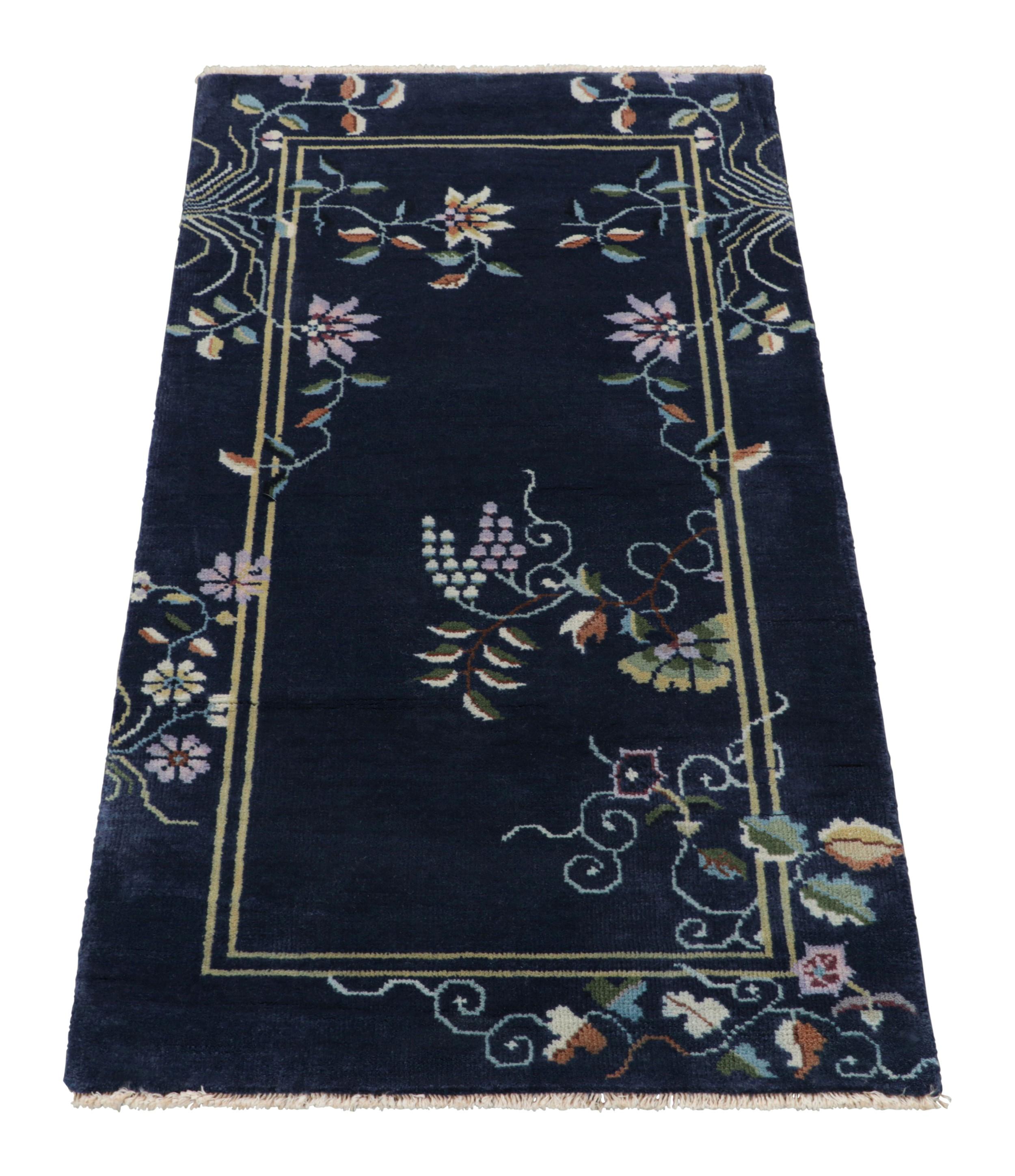 Annodato a mano Rug & Kilim è un tappeto cinese in stile Art Deco, con motivi floreali luminosi in blu navy in vendita