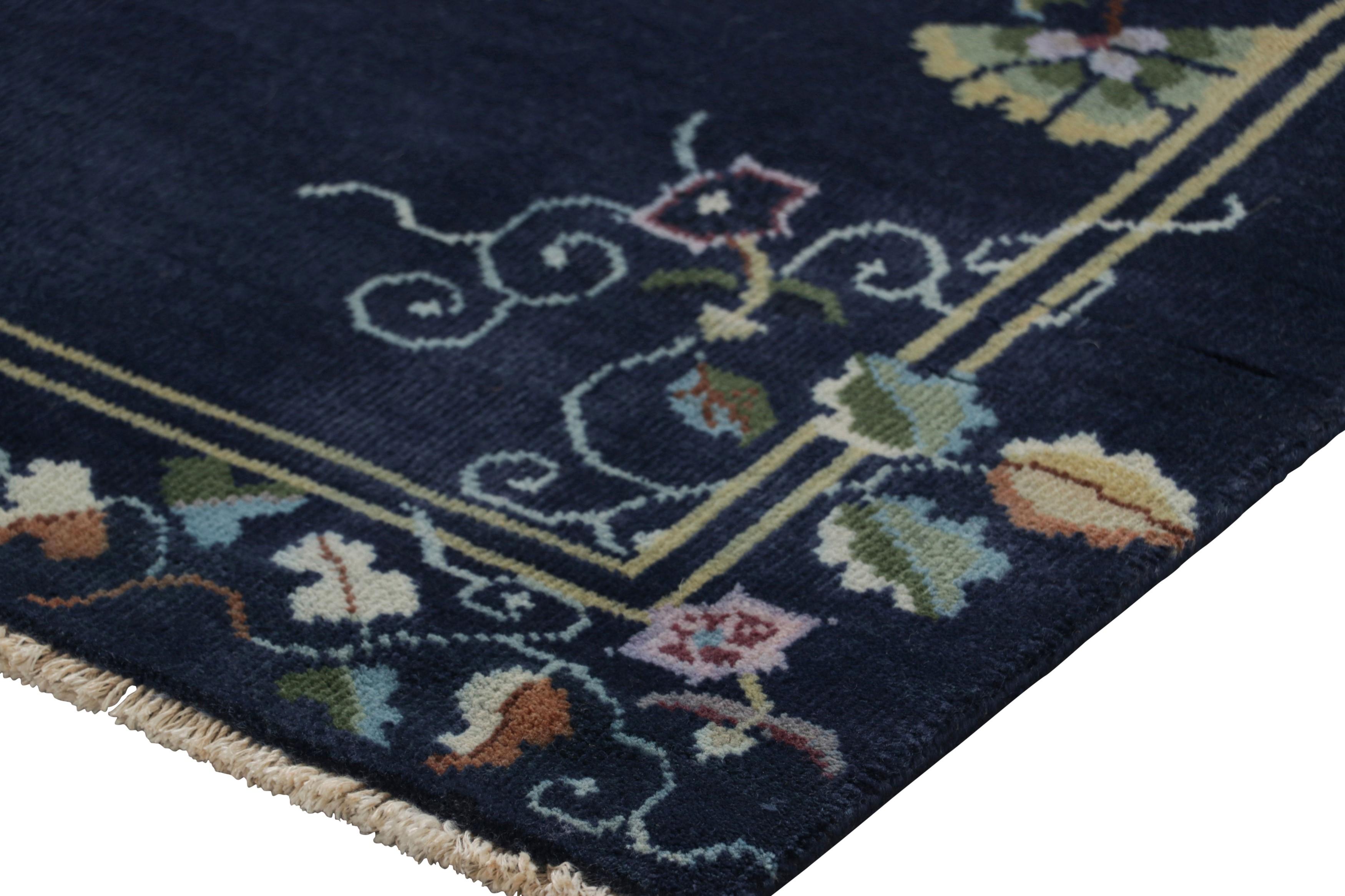 Rug & Kilim è un tappeto cinese in stile Art Deco, con motivi floreali luminosi in blu navy In condizioni Nuovo in vendita a Long Island City, NY
