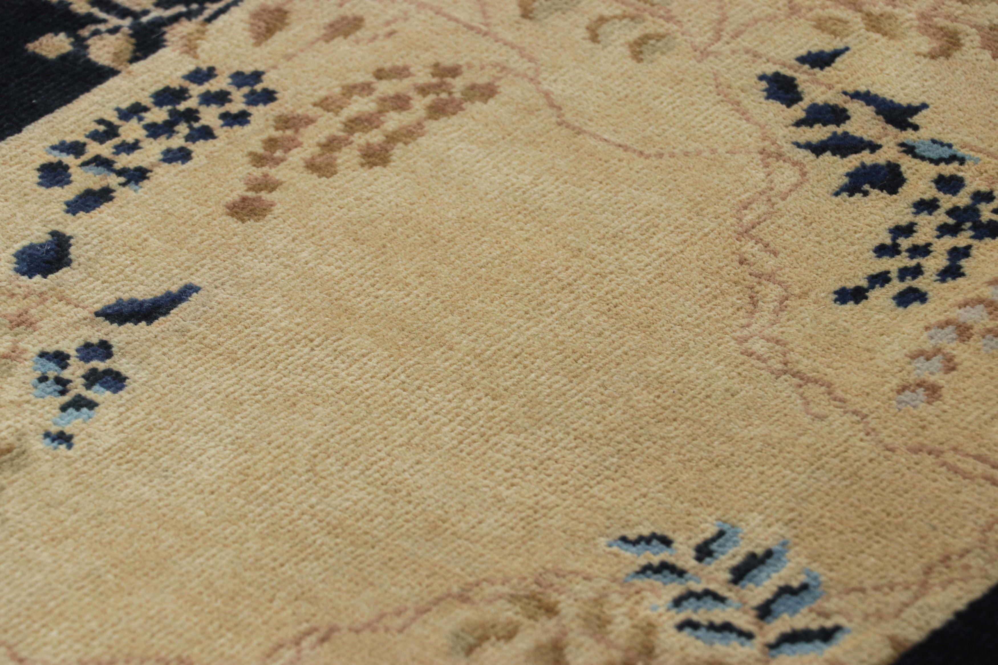 Noué à la main en laine, ce tapis 2 x 3 en format cadeau représente la collection de tapis Art déco chinois de Rug & Kilim, inspirée des pièces d'époque de style Chinoiserie des années 1920, d'une sensibilité des plus élégantes.

Sur le Design :