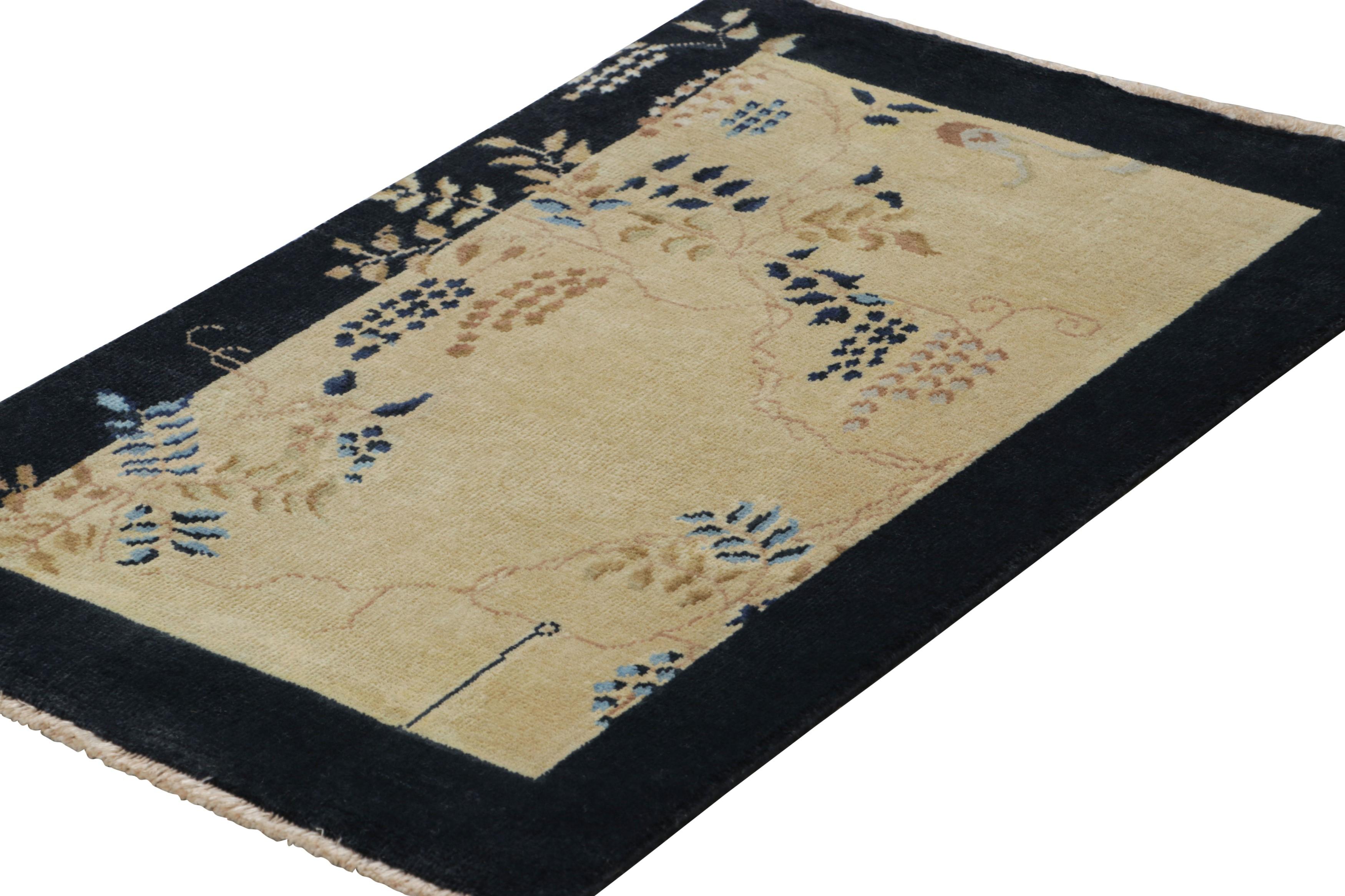 Indien Rug & Kilim's Chinese Art Deco Style Rug, crème et bleu marine à motifs floraux en vente