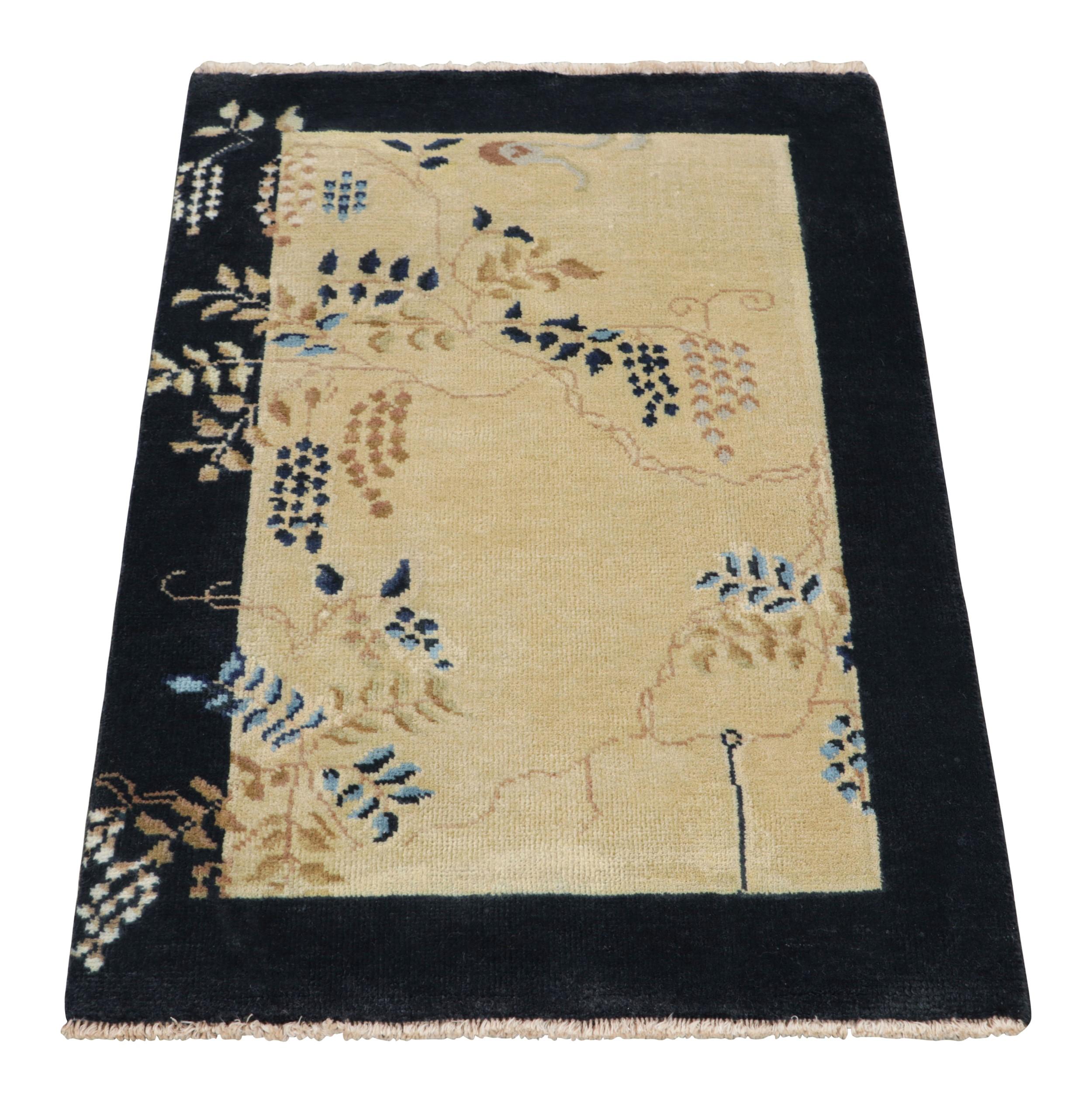Noué à la main Rug & Kilim's Chinese Art Deco Style Rug, crème et bleu marine à motifs floraux en vente