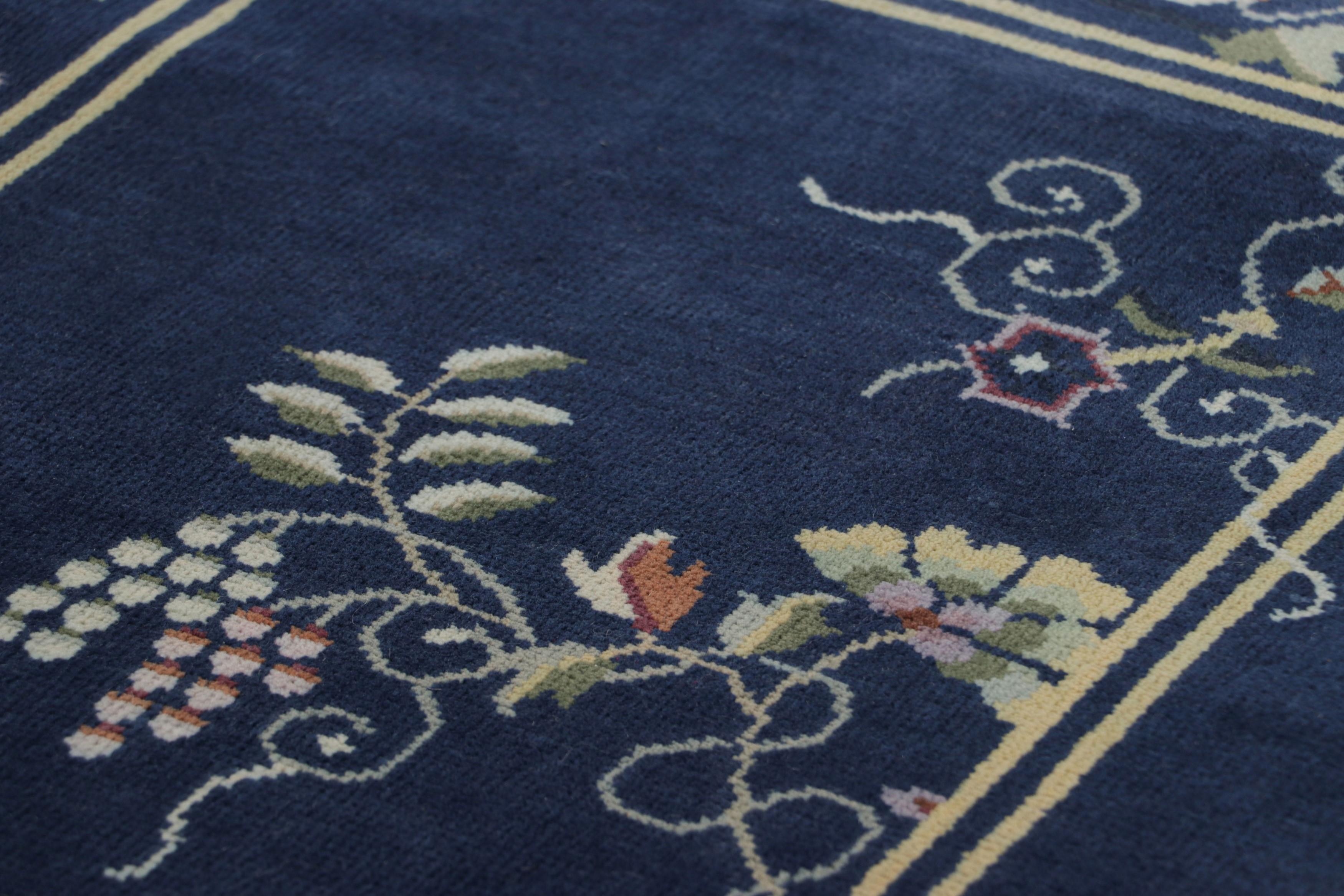 Dieser handgeknüpfte Wollteppich in der Größe 2x4 repräsentiert die chinesische Art-Deco-Kollektion von Rug & Kilim, die von den eleganten Chinoiserie-Stücken der 1920er Jahre inspiriert ist. 

Über das Design: 

Dieser zeitgenössische Teppich