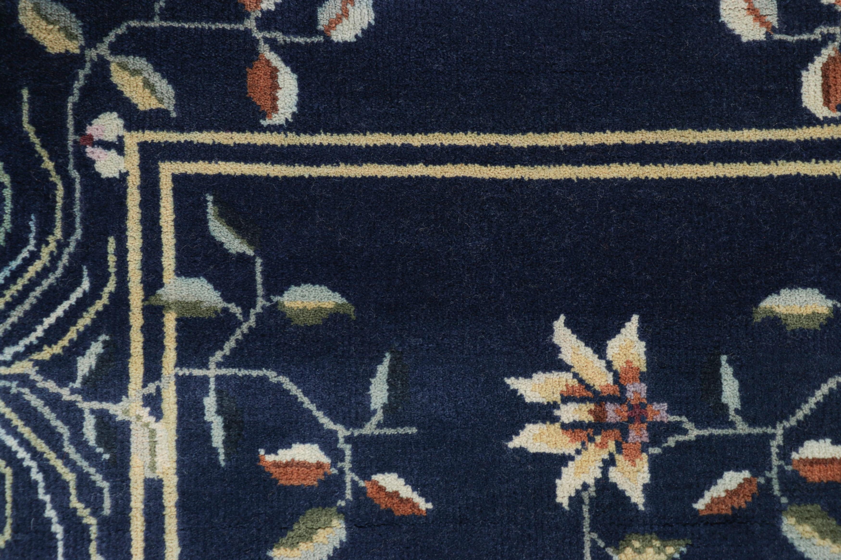 Rug & Kilim's Chinesischer Teppich im Art Deco Stil, Dunkelblau mit eleganten Blumenmustern (Art déco) im Angebot