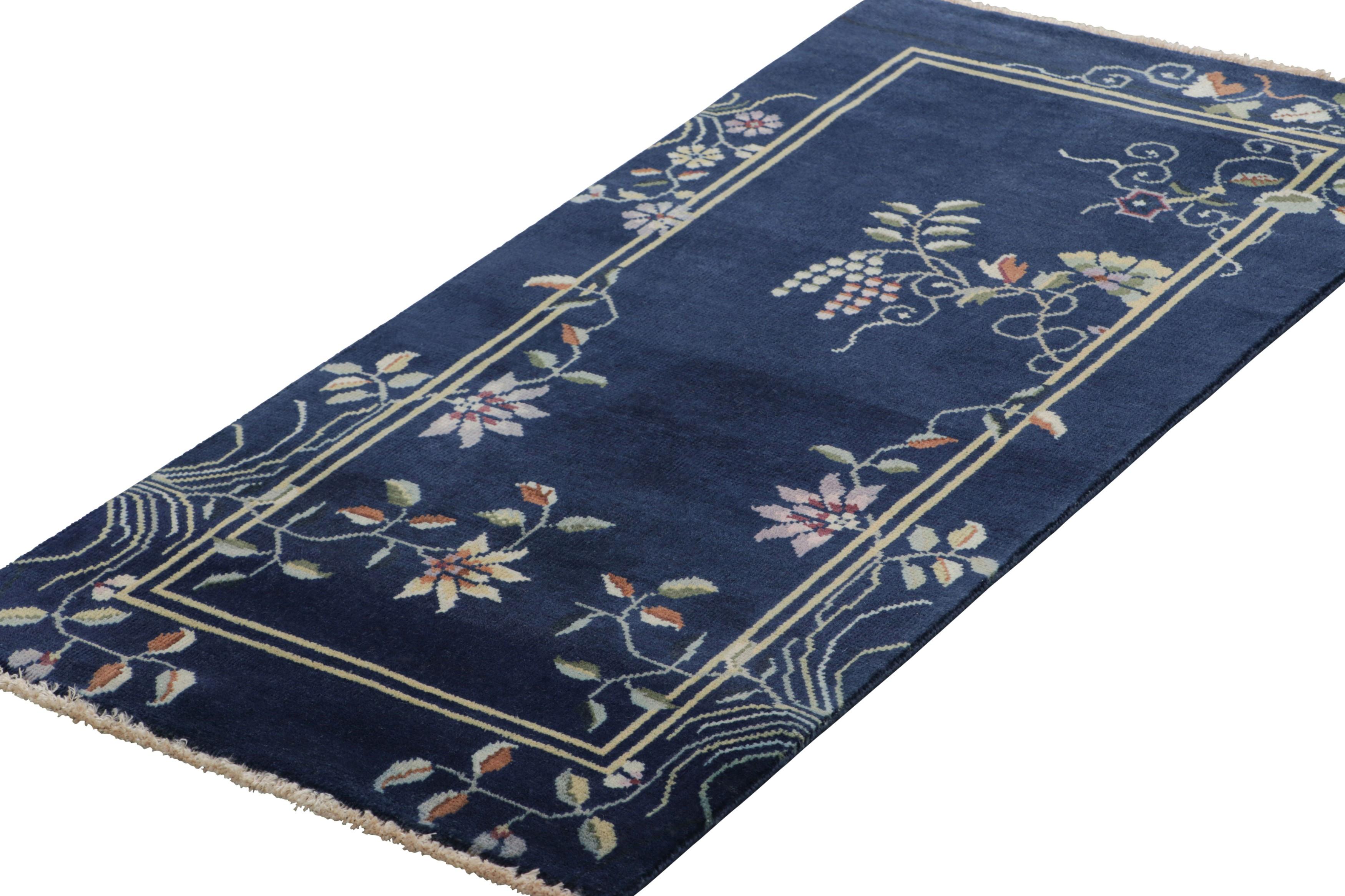 Rug & Kilim's Chinesischer Teppich im Art Deco Stil, Dunkelblau mit eleganten Blumenmustern (Indisch) im Angebot