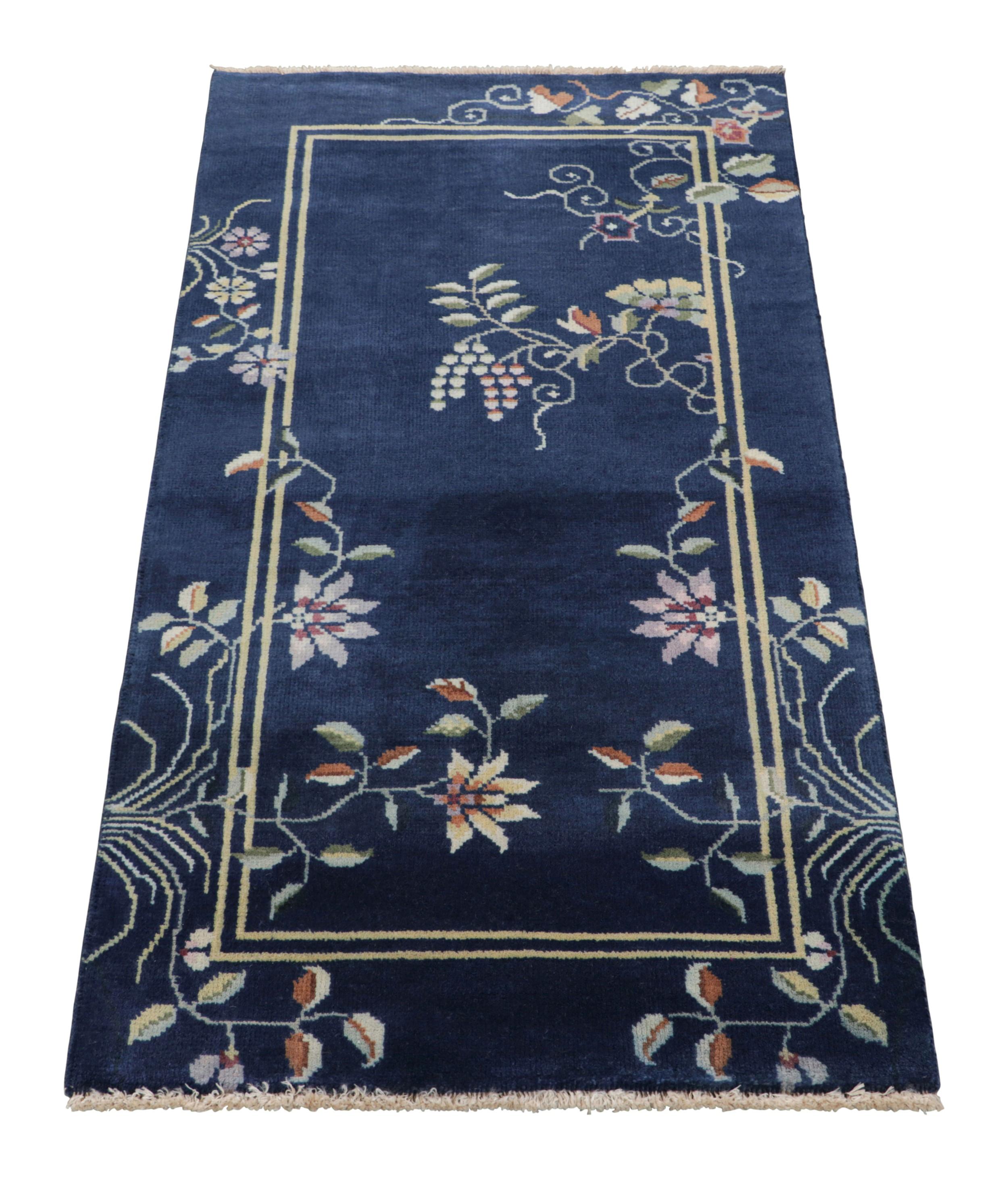 Rug & Kilim's Chinesischer Teppich im Art Deco Stil, Dunkelblau mit eleganten Blumenmustern (Handgeknüpft) im Angebot