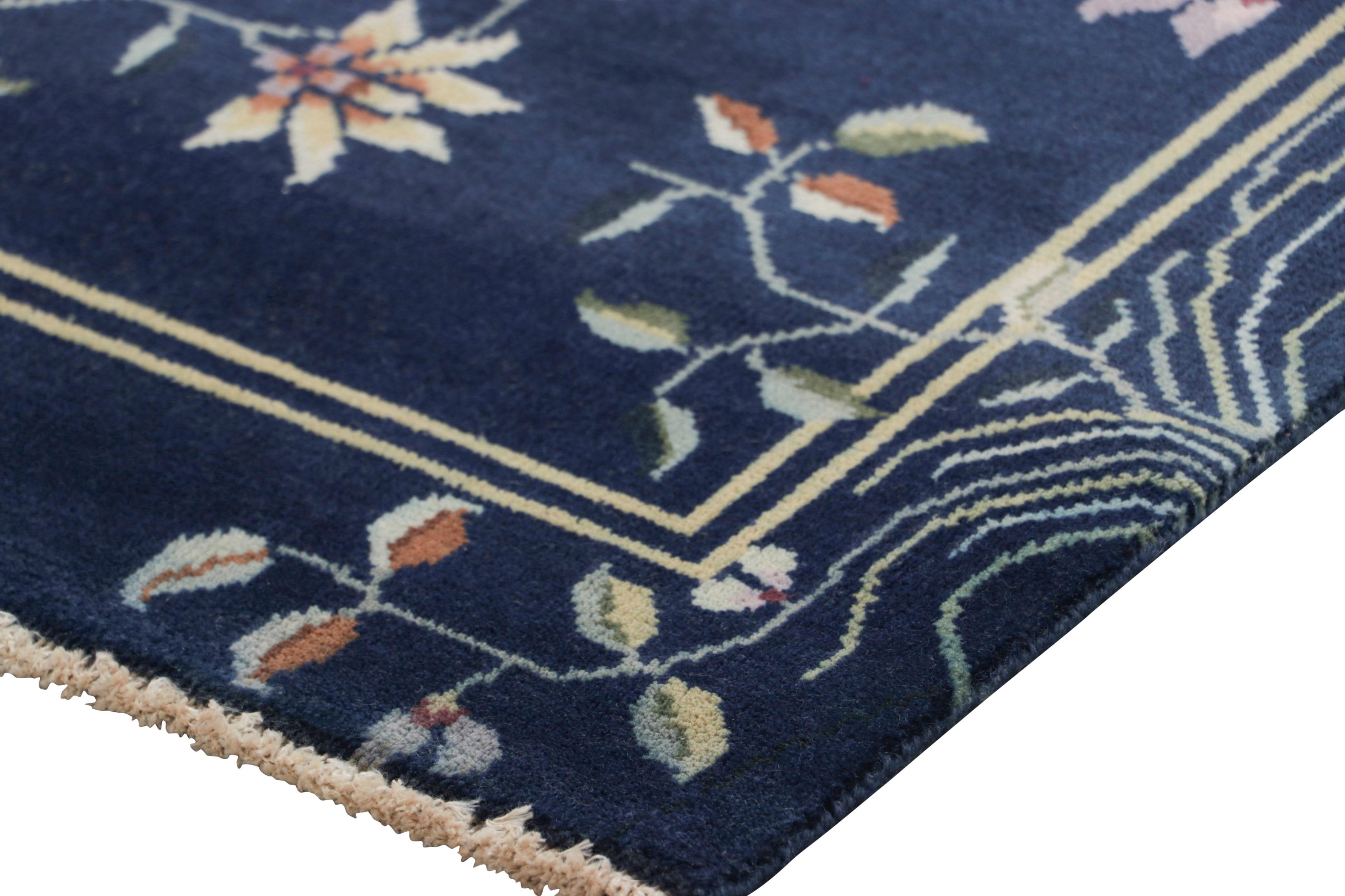 Alfombra china de estilo Art Déco Rug & Kilim, azul oscuro con elegantes motivos florales en Nuevo estado para la venta en Long Island City, NY