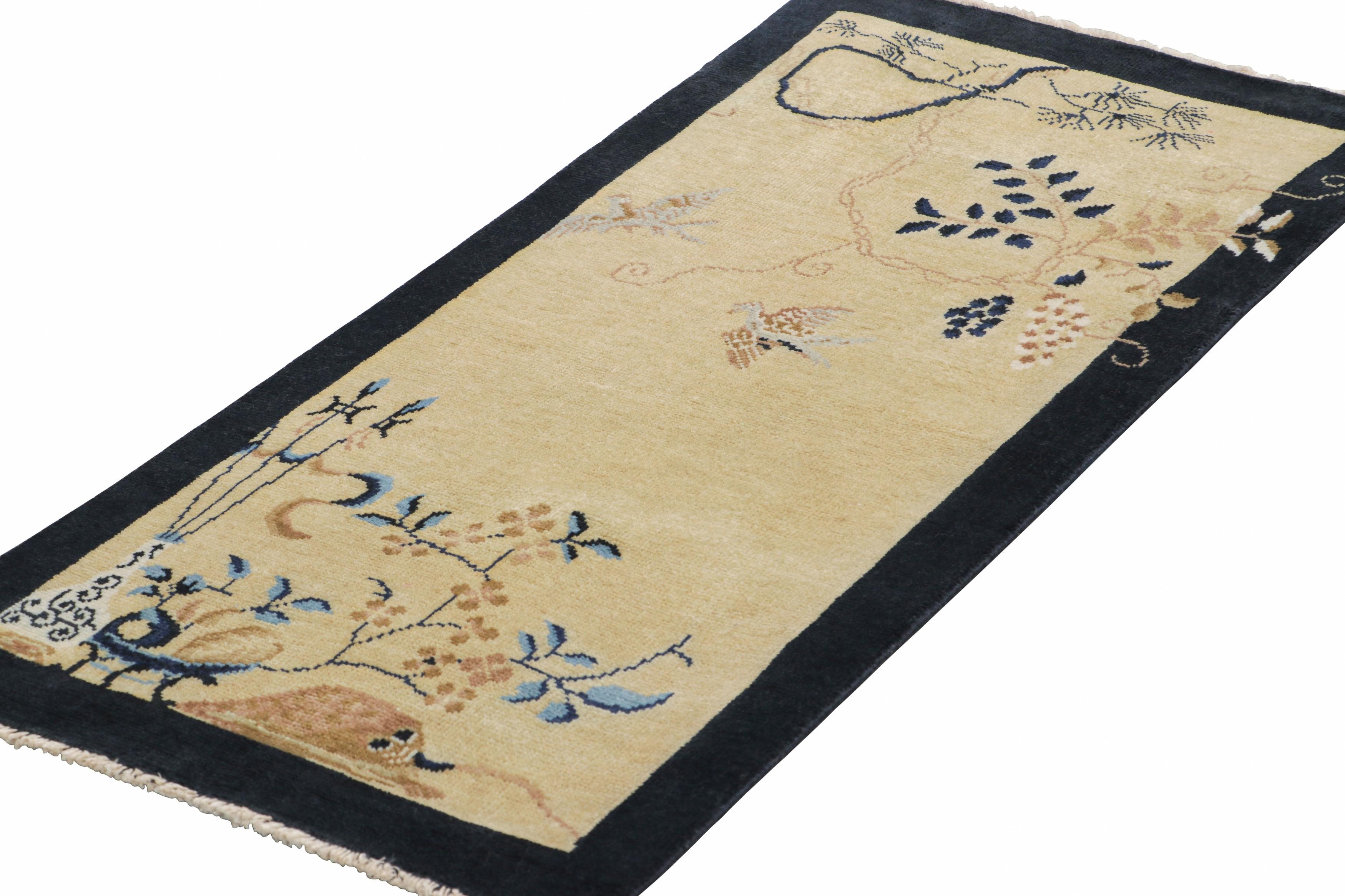 Art déco Rug & Kilim's Chinese Art Deco Style Rug, Florals in Cream Field and Blue Border (tapis chinois de style art déco, fleurs dans un champ crème et bordure bleue) en vente