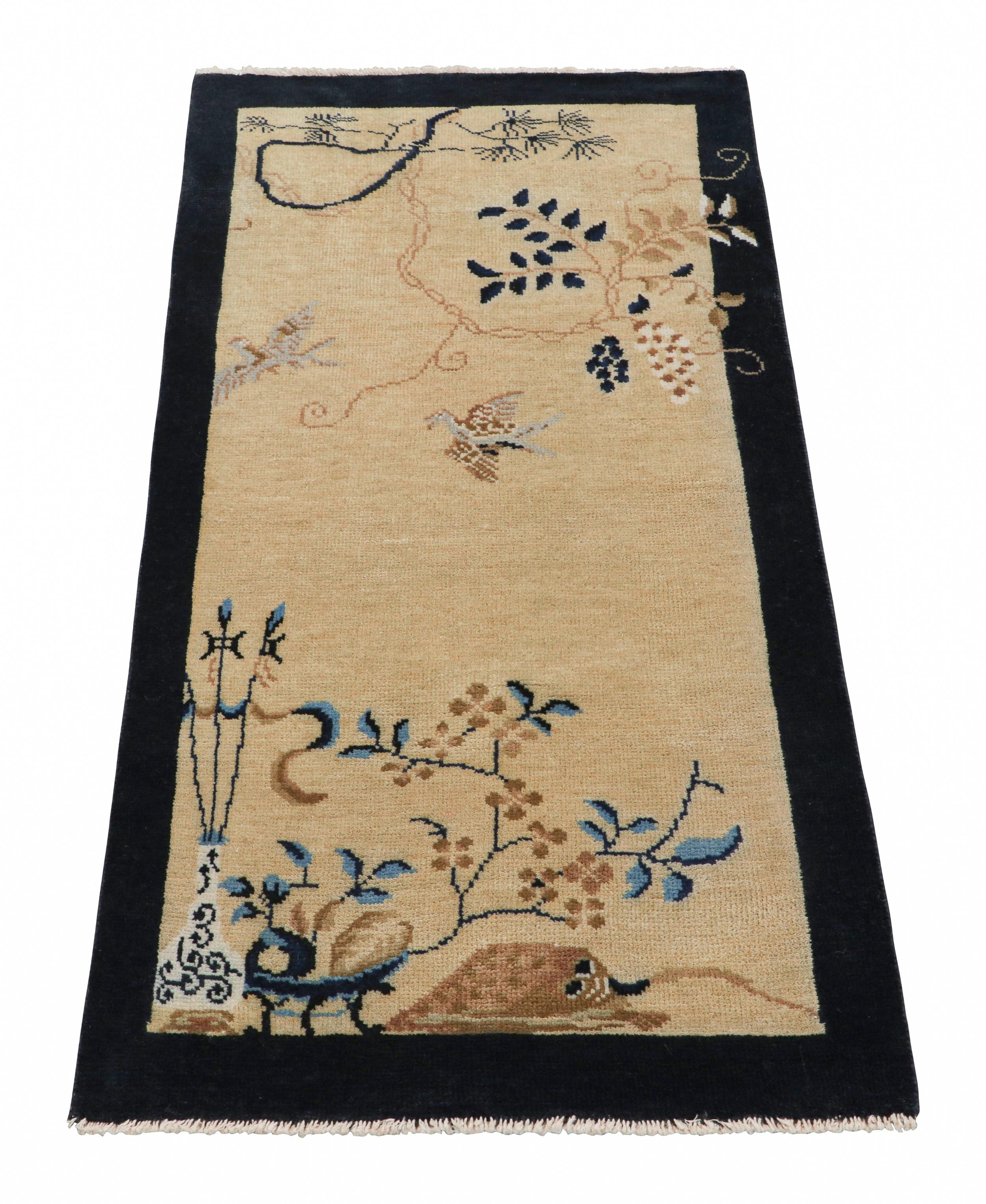 Indien Rug & Kilim's Chinese Art Deco Style Rug, Florals in Cream Field and Blue Border (tapis chinois de style art déco, fleurs dans un champ crème et bordure bleue) en vente