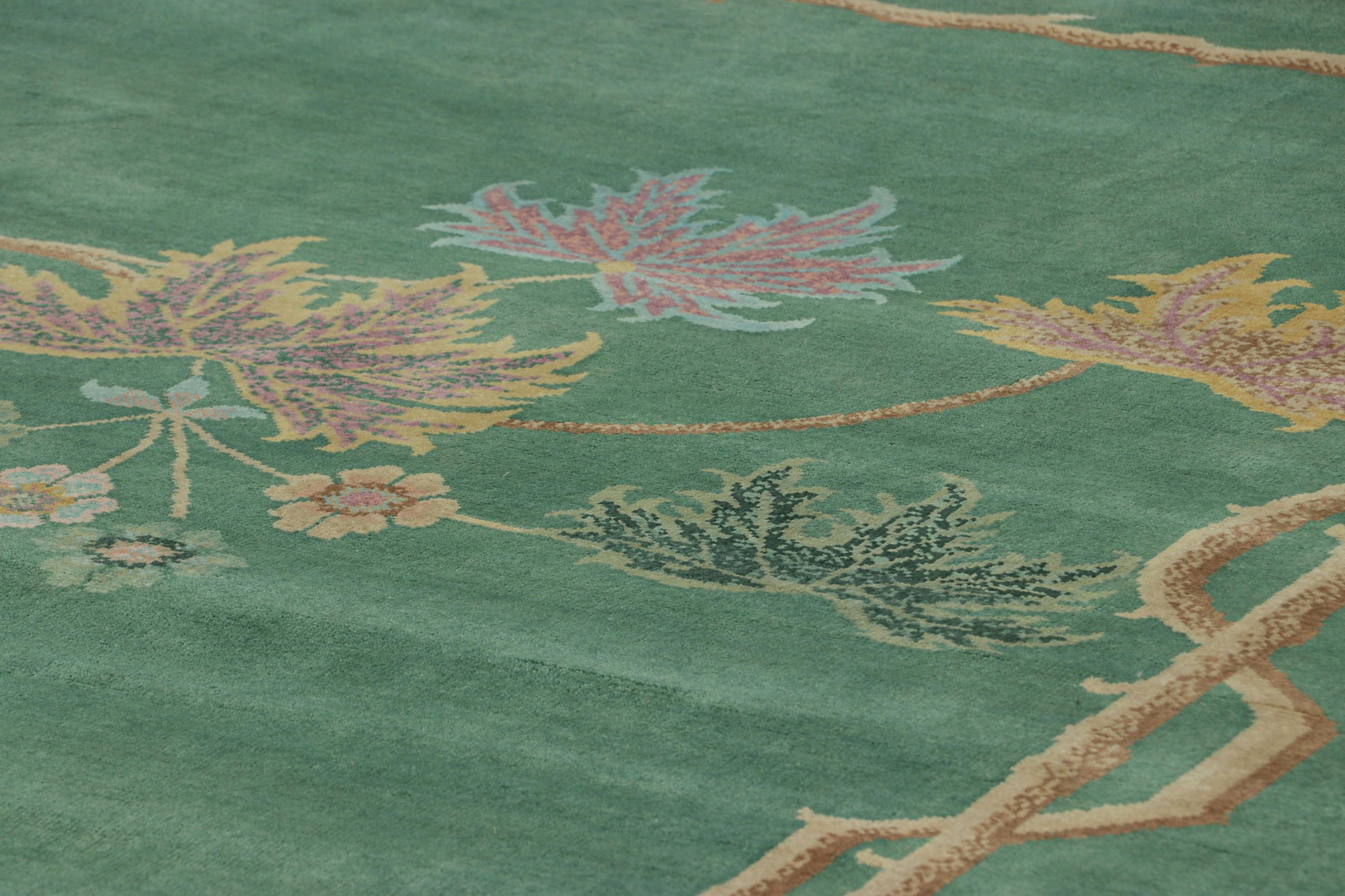 Réalisé en laine nouée à la main, ce tapis contemporain 8x10 représente la collection de tapis Art déco chinois de Rug & Kilim, inspirée des pièces d'époque de style Chinoiserie des années 1920, d'une sensibilité des plus élégantes. 

Sur le Design