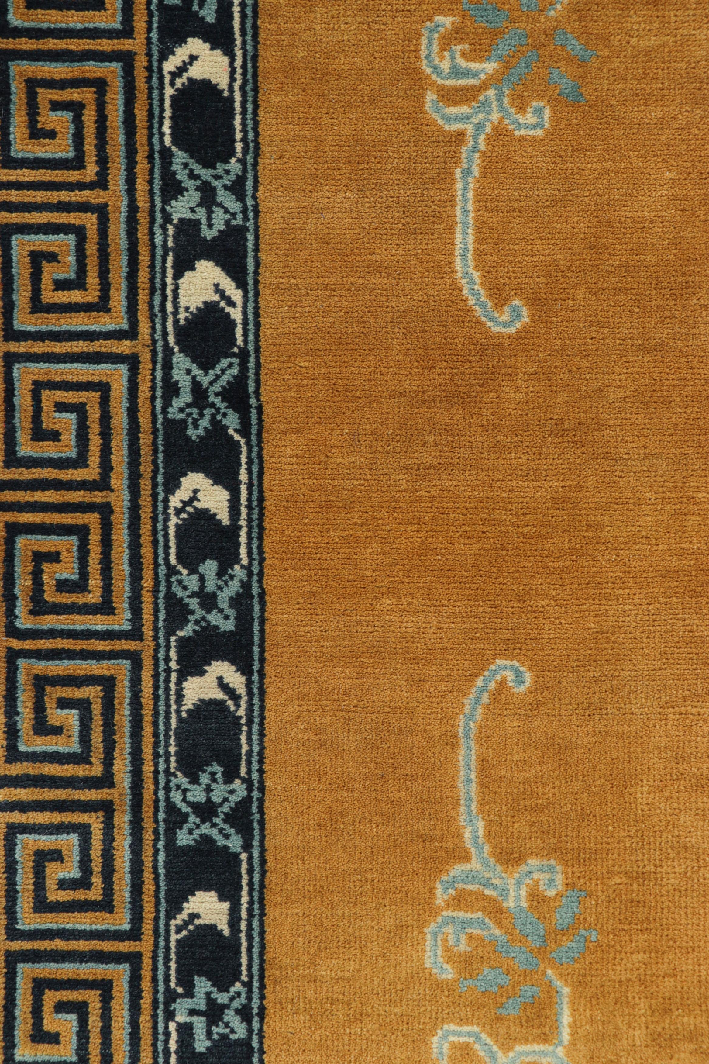Art Déco Rug & Kilim - Tappeto cinese in stile Art Deco in oro ambrato con motivi floreali in vendita