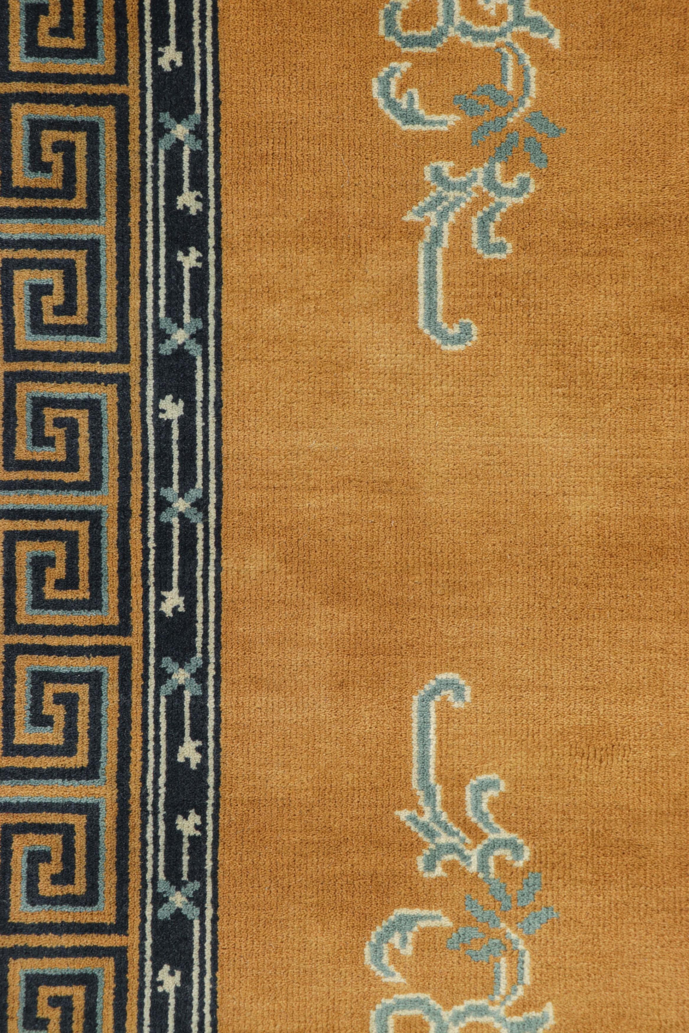 Rug & Kilim's chinesischer Art-Deco-Teppich in Bernstein-Gold mit Blumenmustern (Art déco) im Angebot