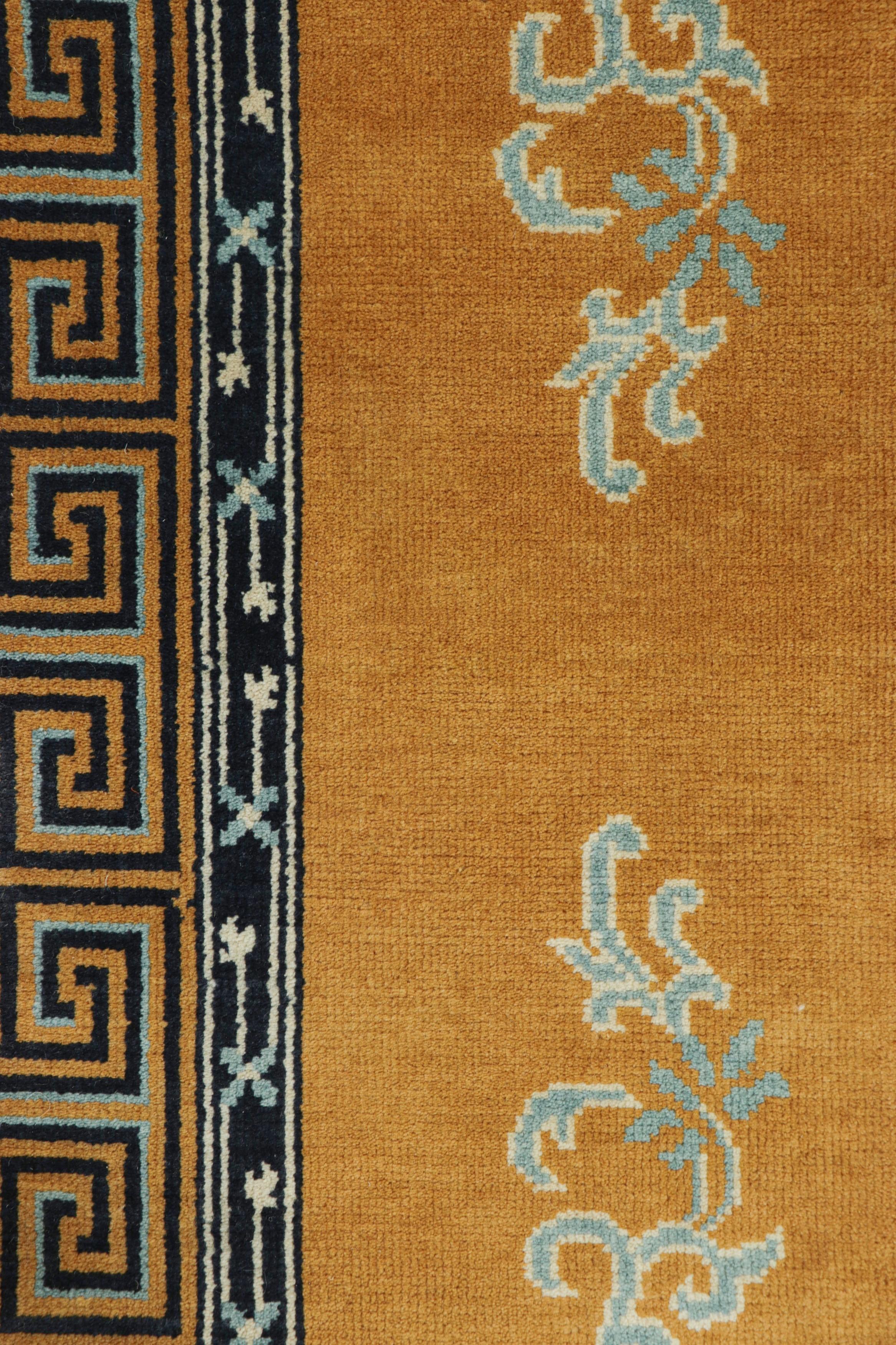 Art Déco Rug & Kilim - Tappeto cinese in stile Art Deco in oro ambrato con motivi floreali in vendita