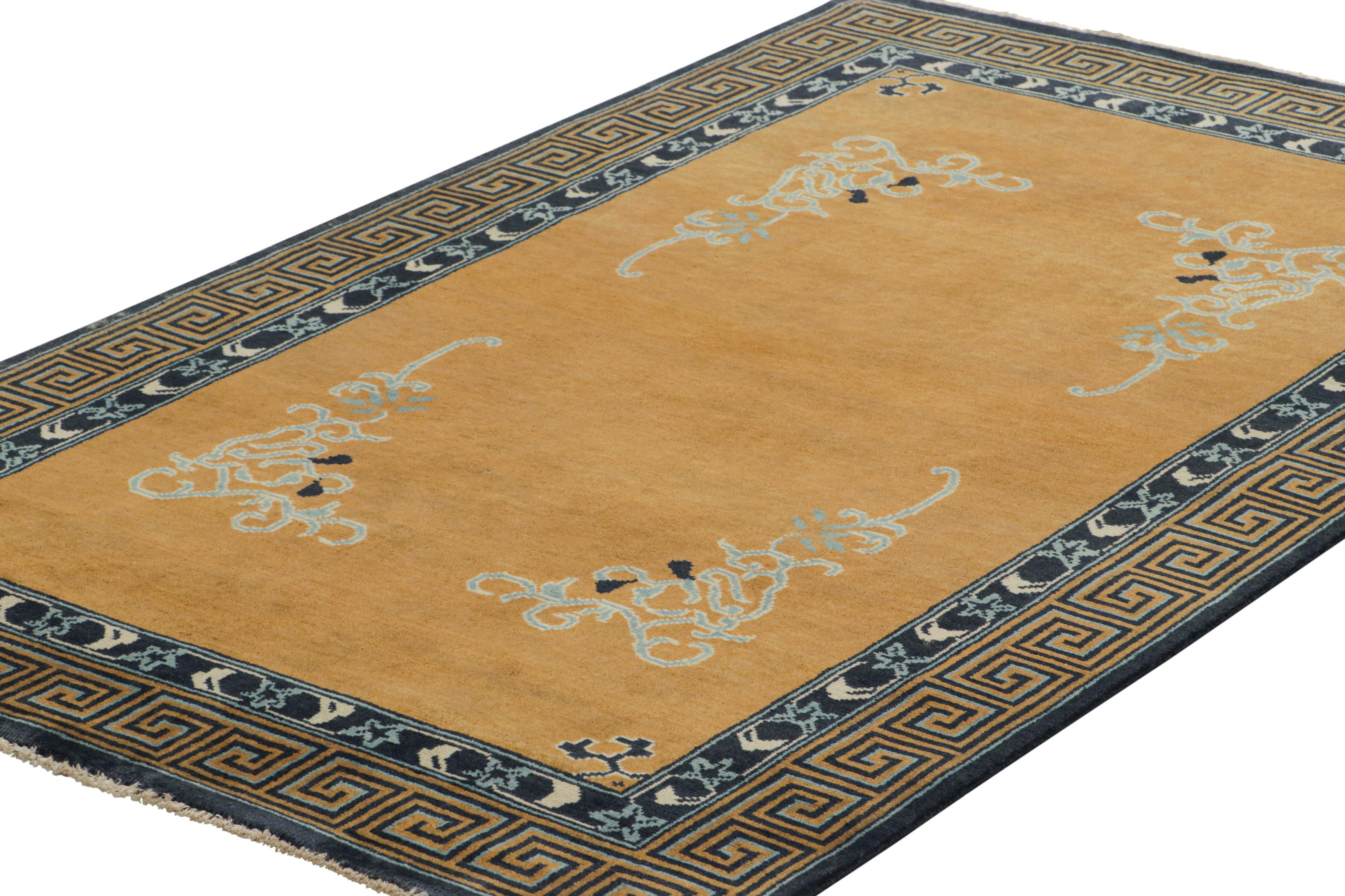 Indiano Rug & Kilim - Tappeto cinese in stile Art Deco in oro ambrato con motivi floreali in vendita