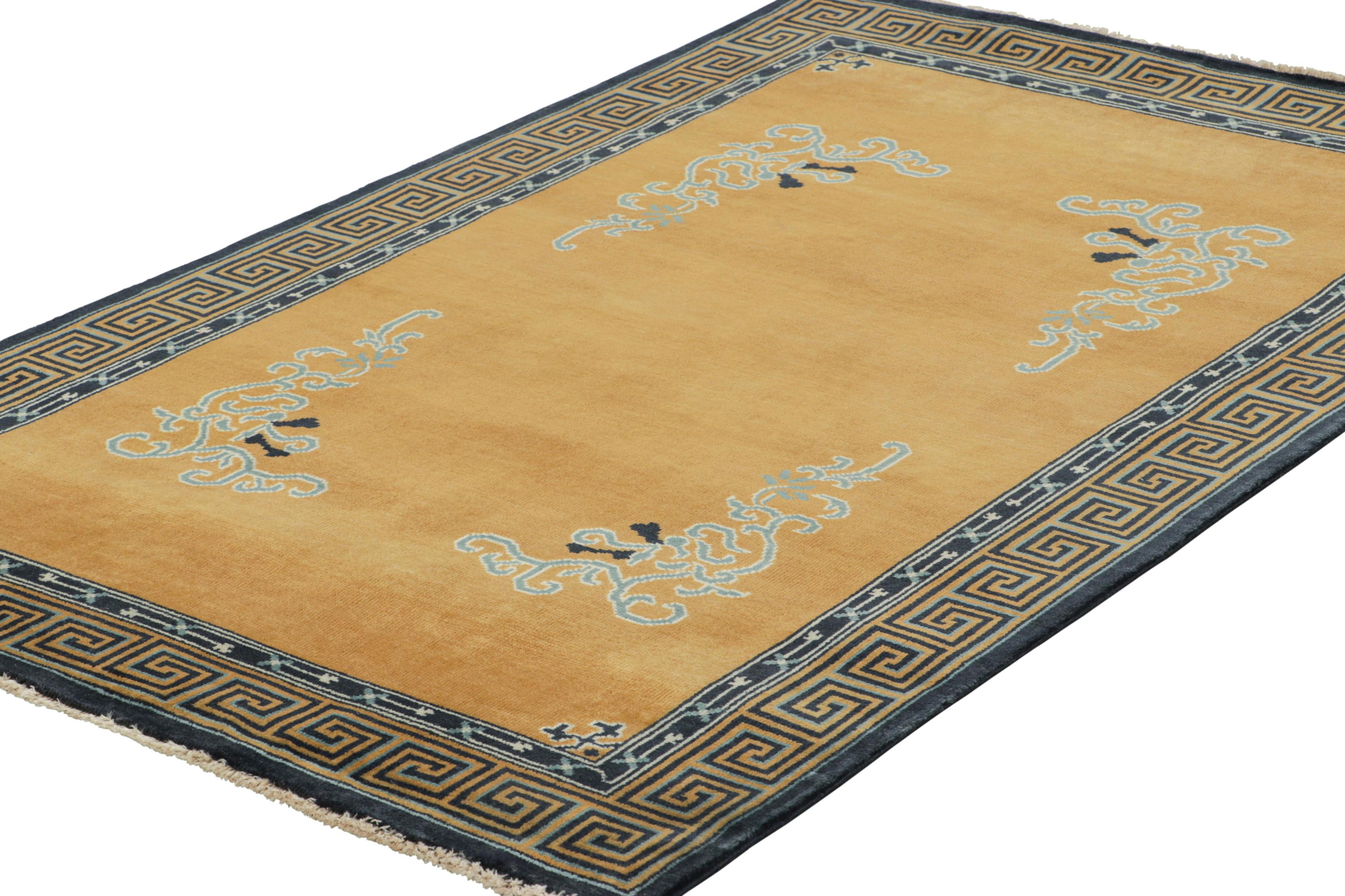 Rug & Kilim's chinesischer Art-Deco-Teppich in Bernstein-Gold mit Blumenmustern (Indisch) im Angebot