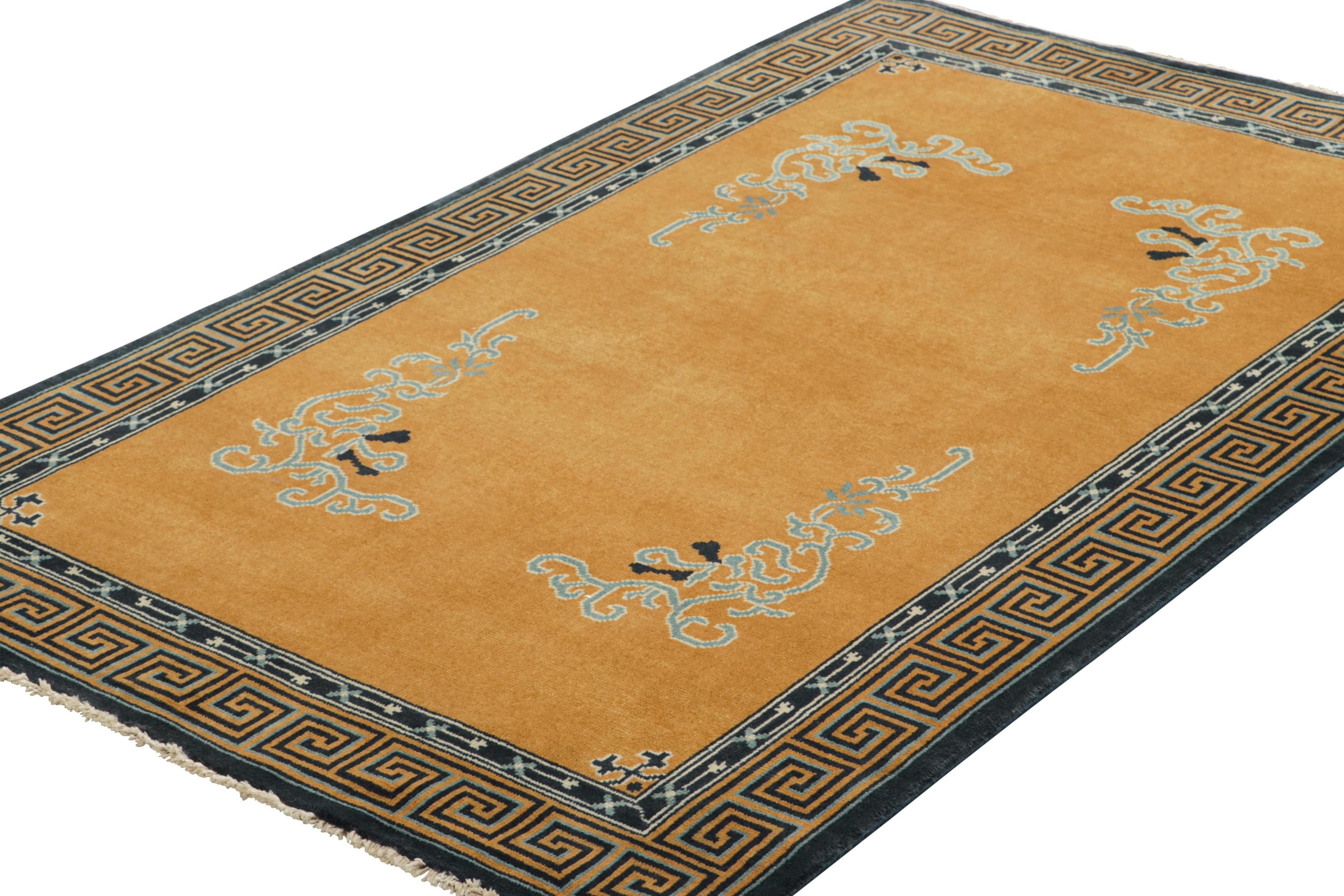 Rug & Kilim's chinesischer Art-Deco-Teppich in Bernstein-Gold mit Blumenmustern (Indisch) im Angebot