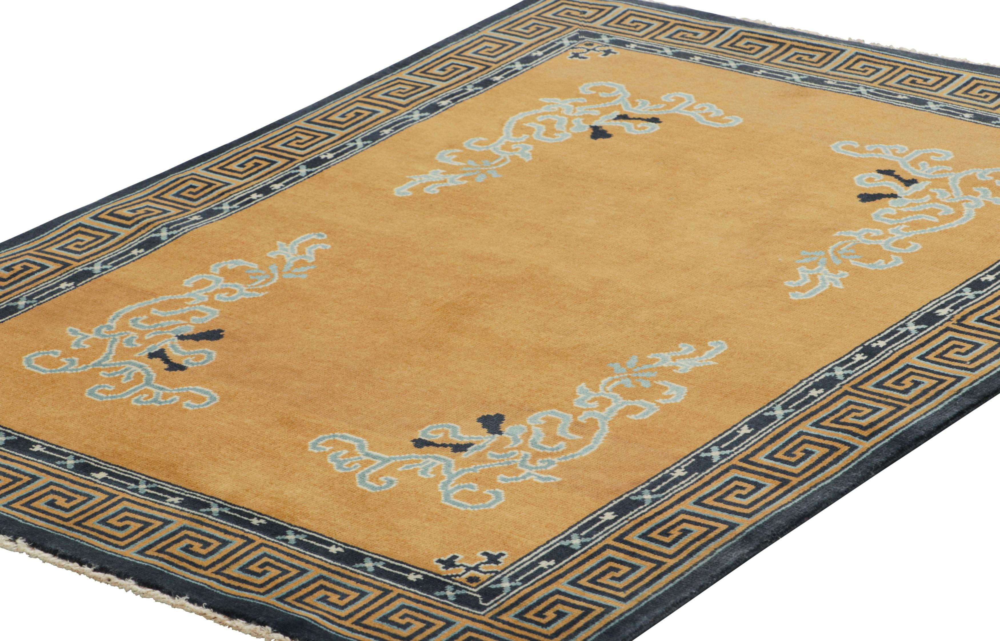 Indiano Rug & Kilim - Tappeto cinese in stile Art Deco in oro ambrato con motivi floreali in vendita
