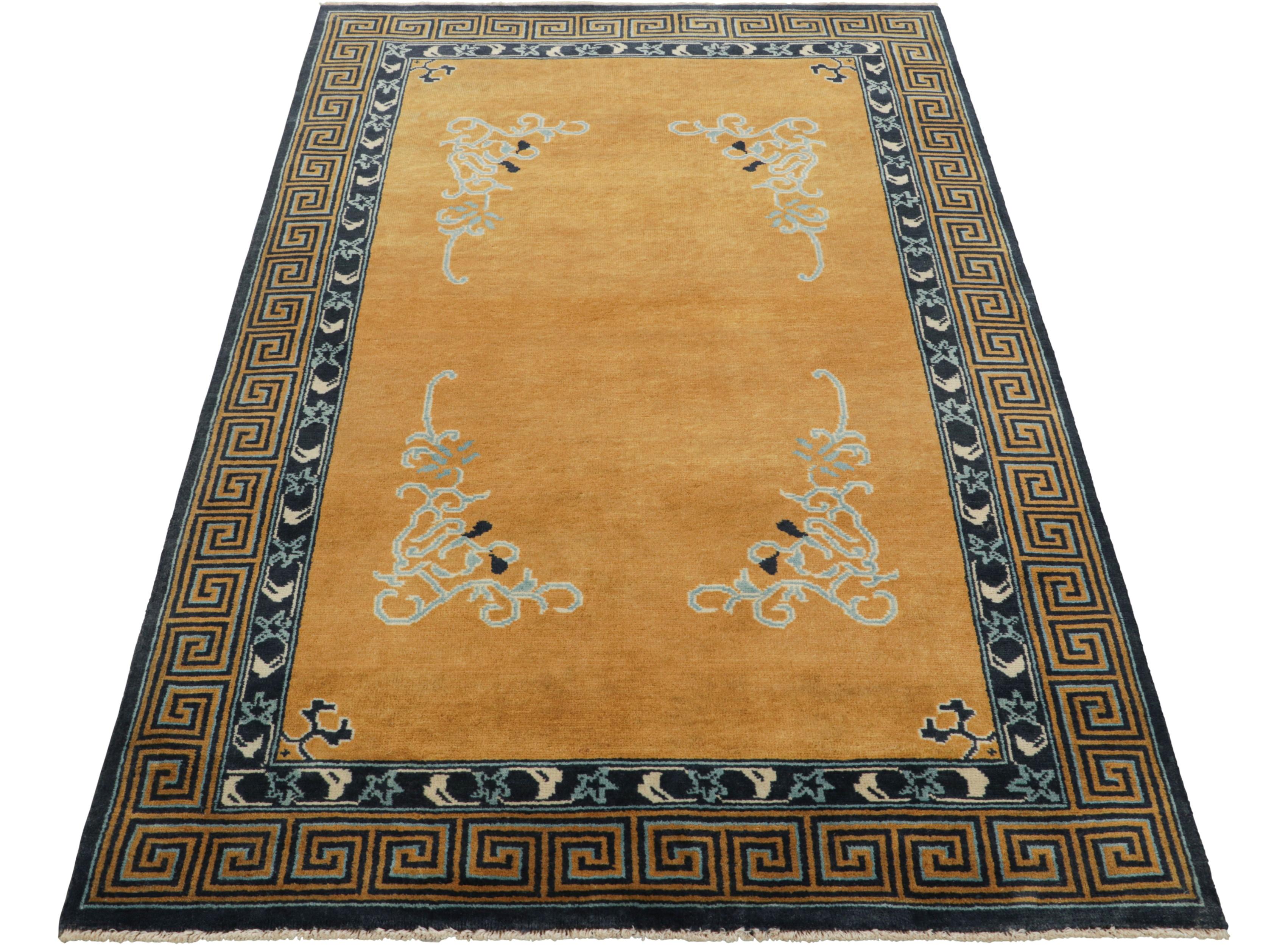 Annodato a mano Rug & Kilim - Tappeto cinese in stile Art Deco in oro ambrato con motivi floreali in vendita