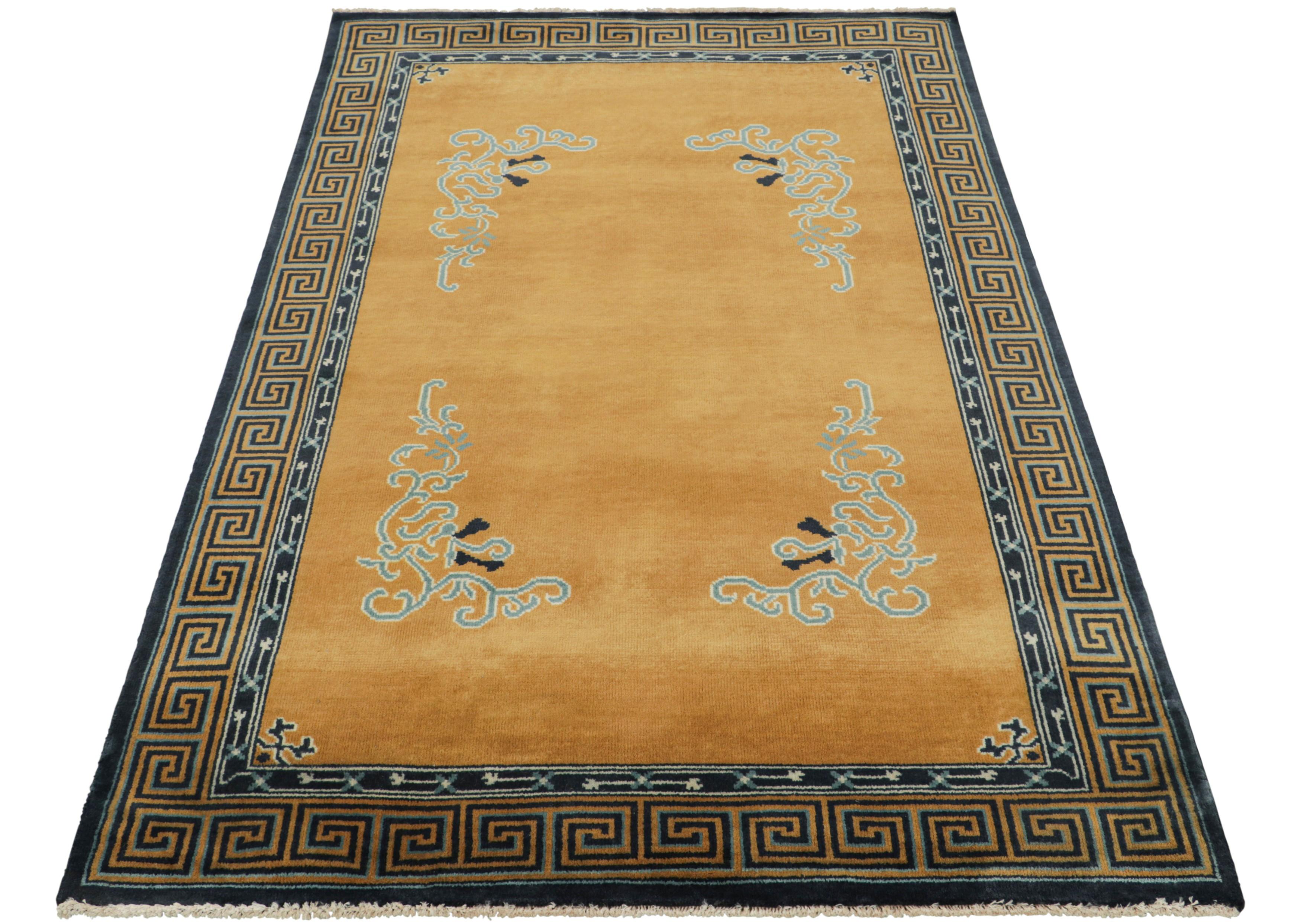 Rug & Kilim's chinesischer Art-Deco-Teppich in Bernstein-Gold mit Blumenmustern (Handgeknüpft) im Angebot