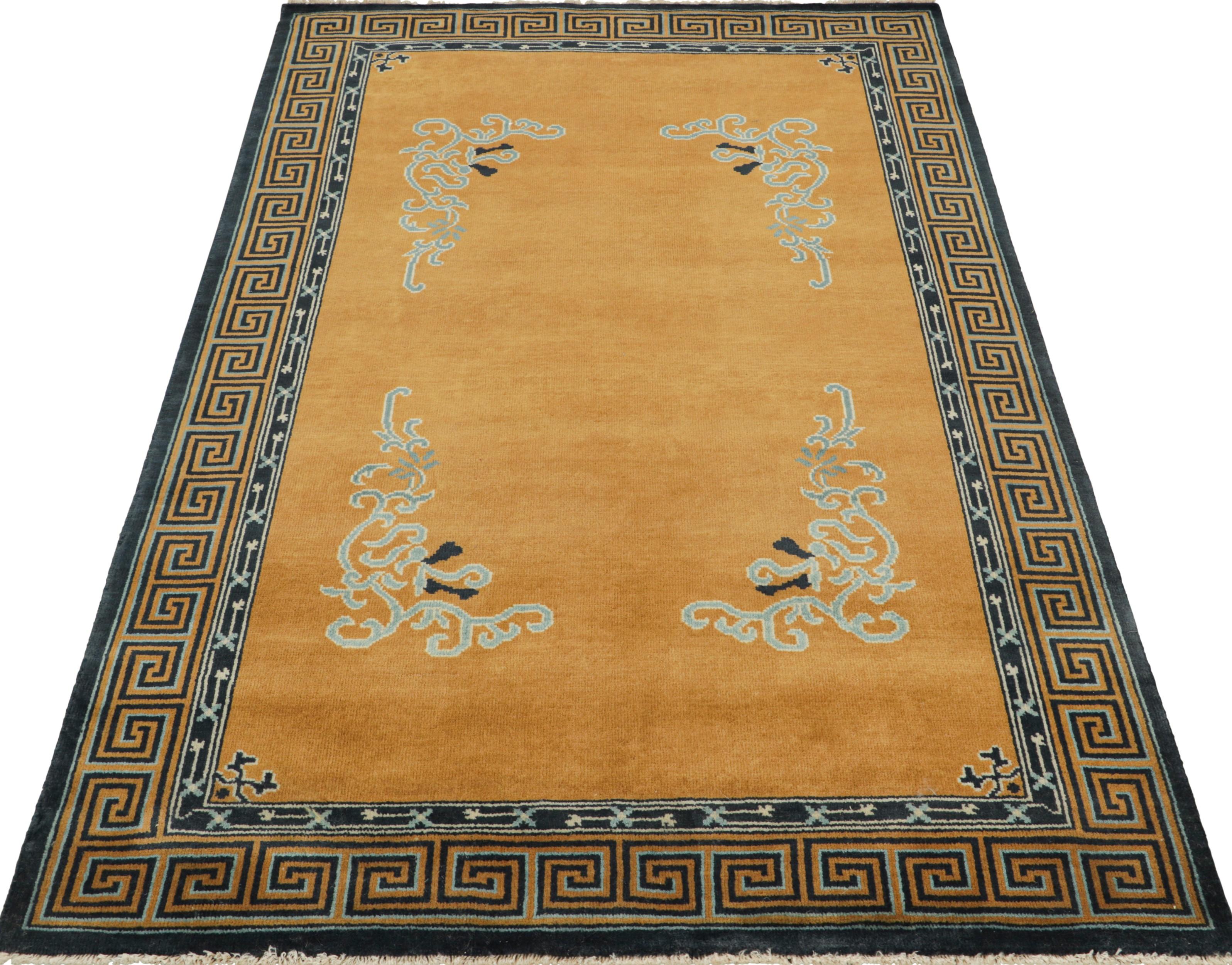 Rug & Kilim's chinesischer Art-Deco-Teppich in Bernstein-Gold mit Blumenmustern (Handgeknüpft) im Angebot