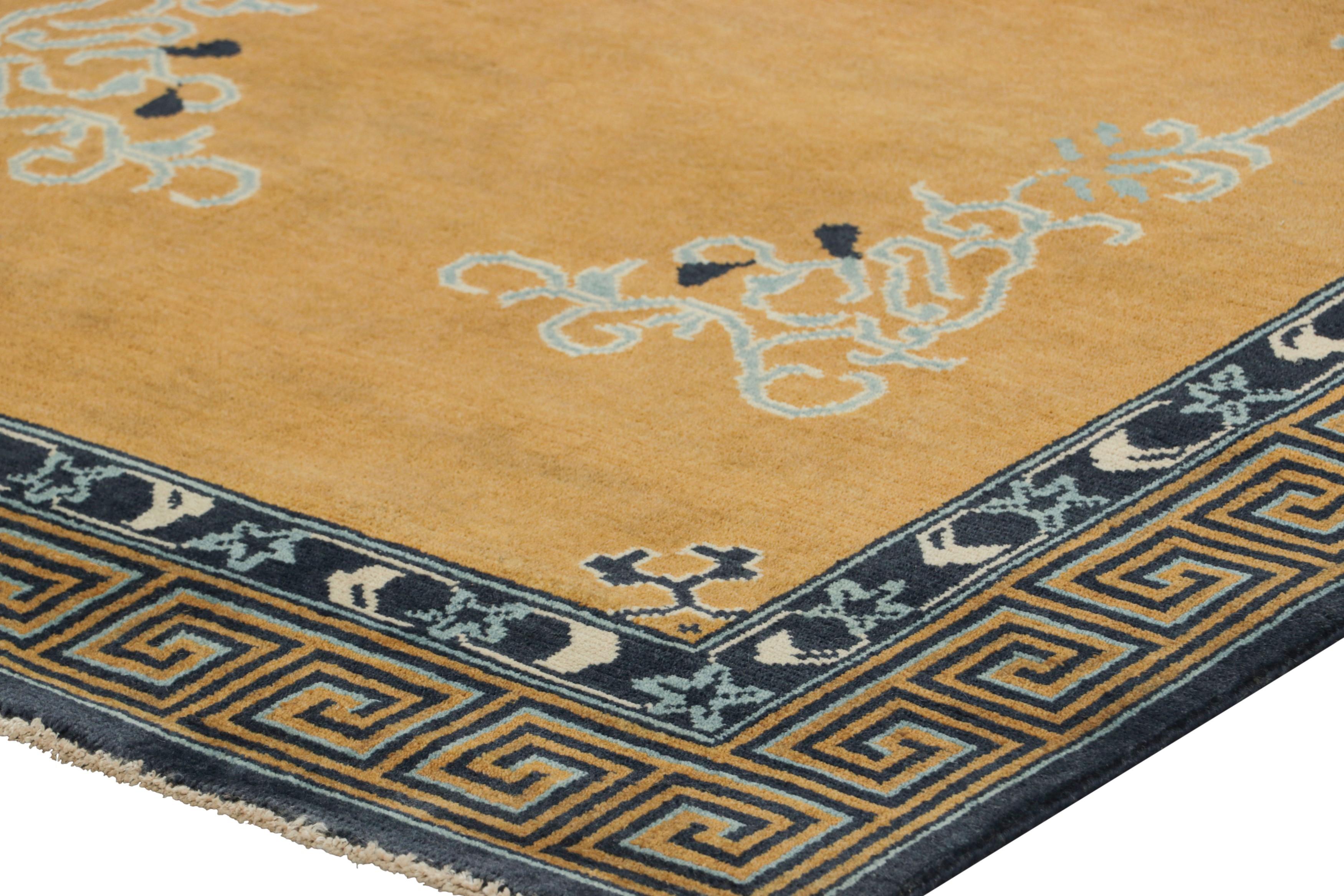 Rug & Kilim - Tappeto cinese in stile Art Deco in oro ambrato con motivi floreali In condizioni Nuovo in vendita a Long Island City, NY
