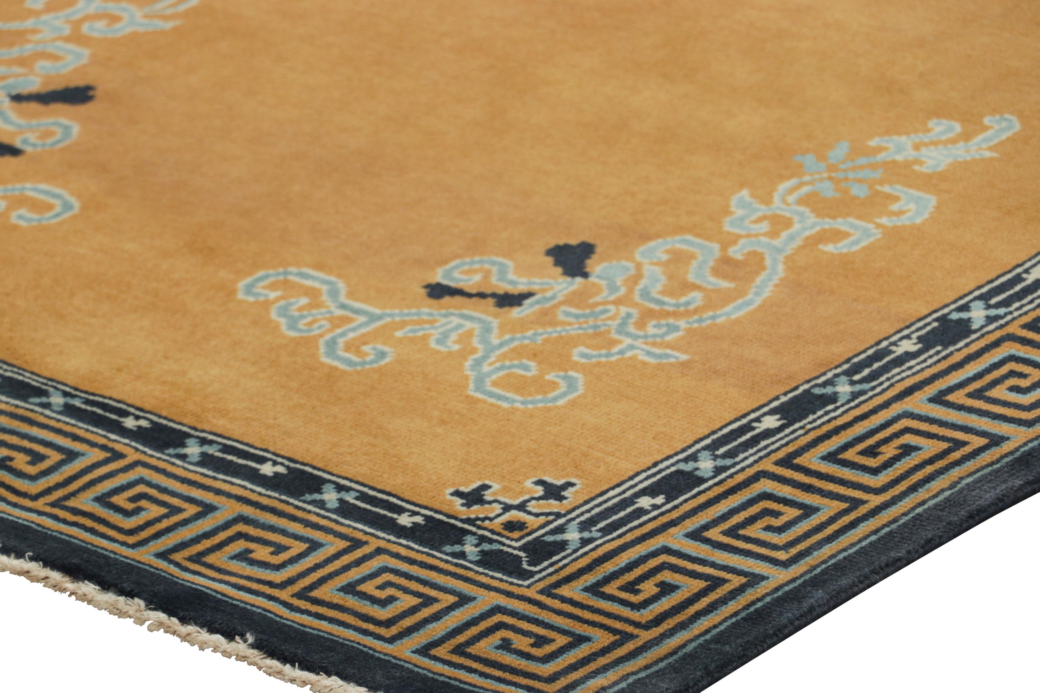 Rug & Kilim - Tappeto cinese in stile Art Deco in oro ambrato con motivi floreali In condizioni Nuovo in vendita a Long Island City, NY