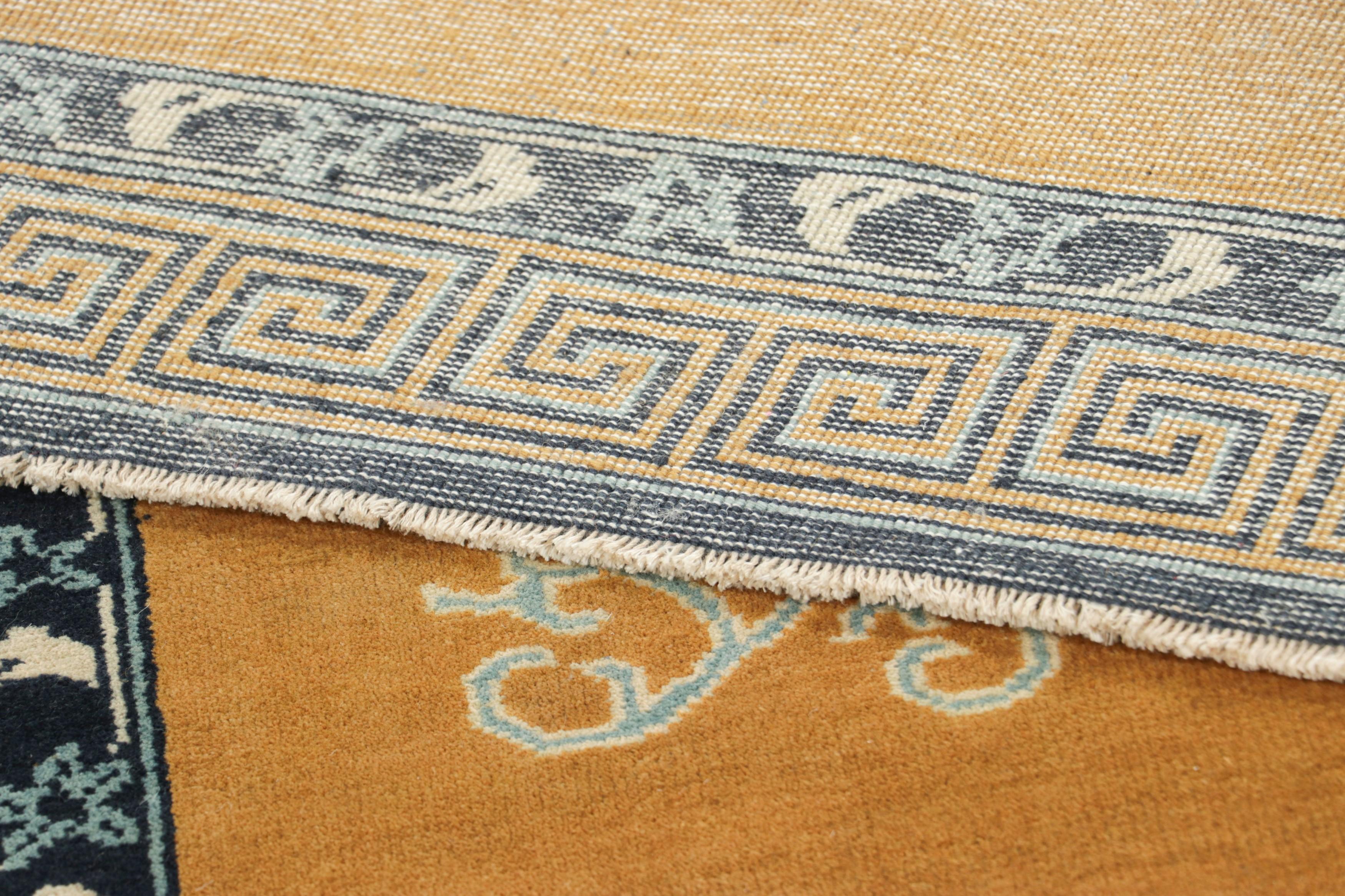 XXI secolo e contemporaneo Rug & Kilim - Tappeto cinese in stile Art Deco in oro ambrato con motivi floreali in vendita