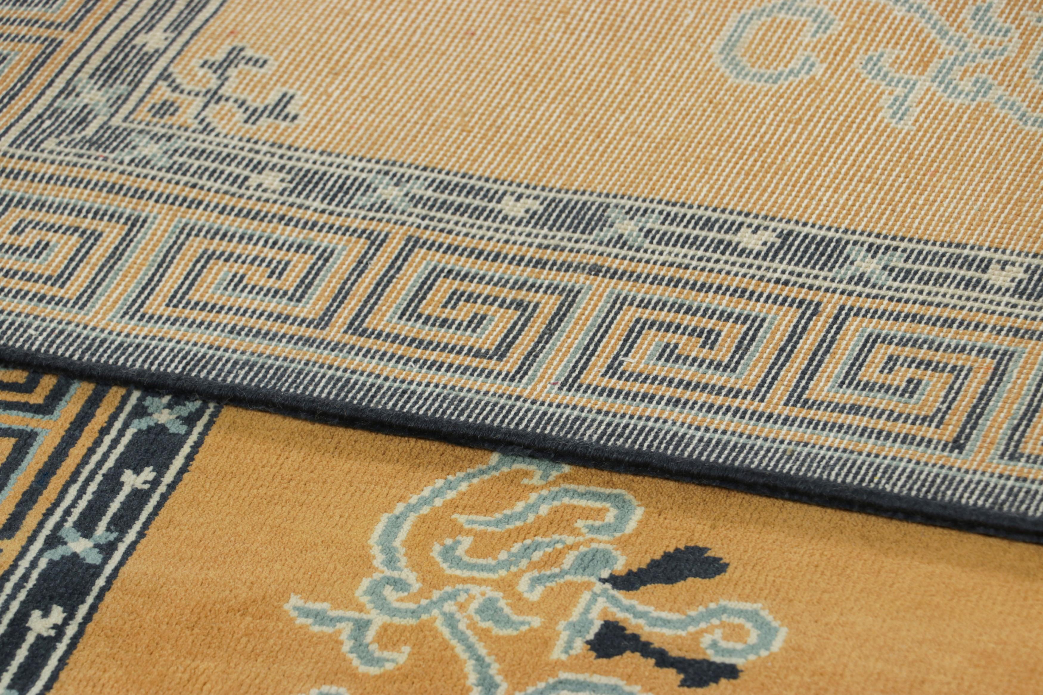 Rug & Kilim's chinesischer Art-Deco-Teppich in Bernstein-Gold mit Blumenmustern (21. Jahrhundert und zeitgenössisch) im Angebot