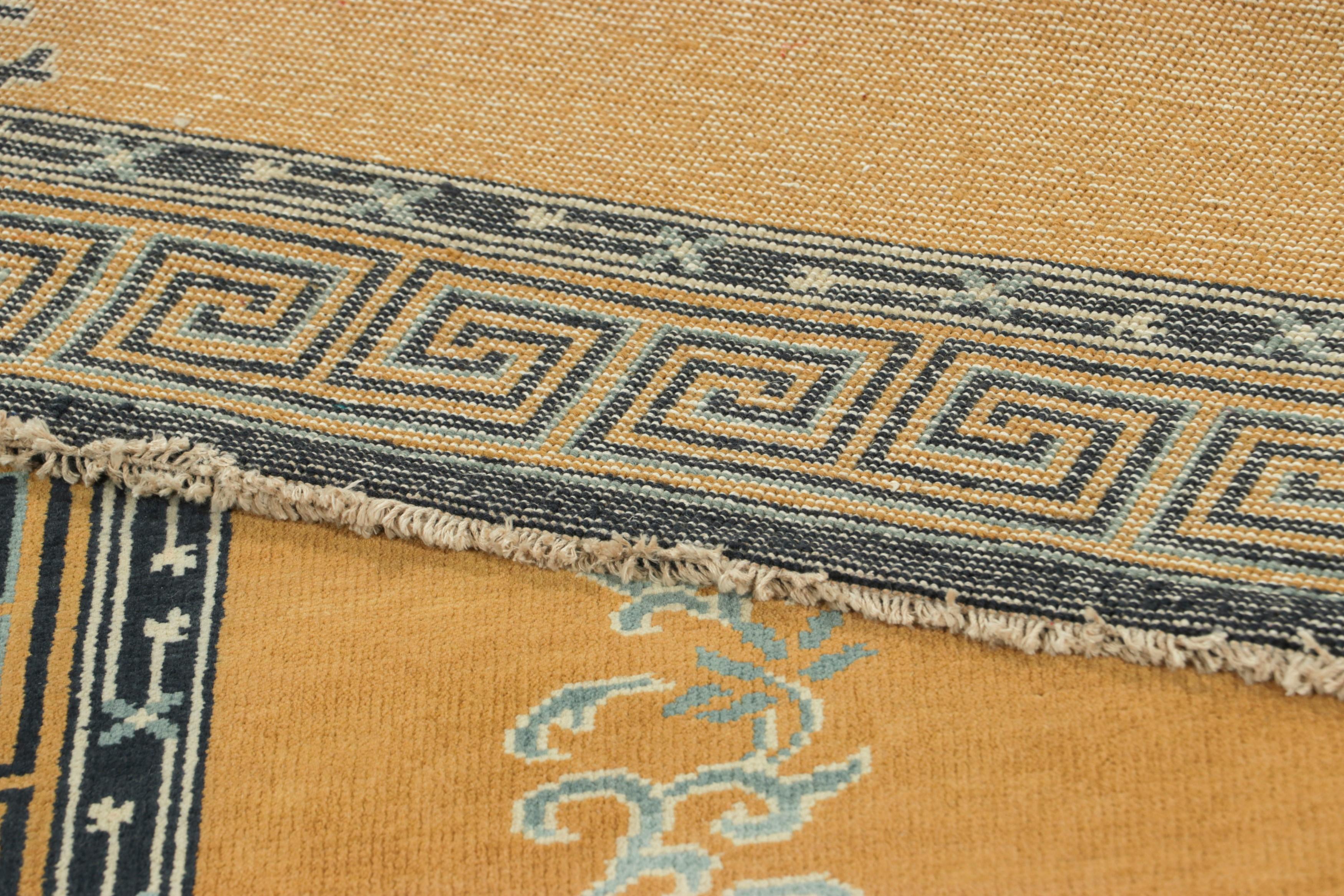 Rug & Kilim's chinesischer Art-Deco-Teppich in Bernstein-Gold mit Blumenmustern (21. Jahrhundert und zeitgenössisch) im Angebot