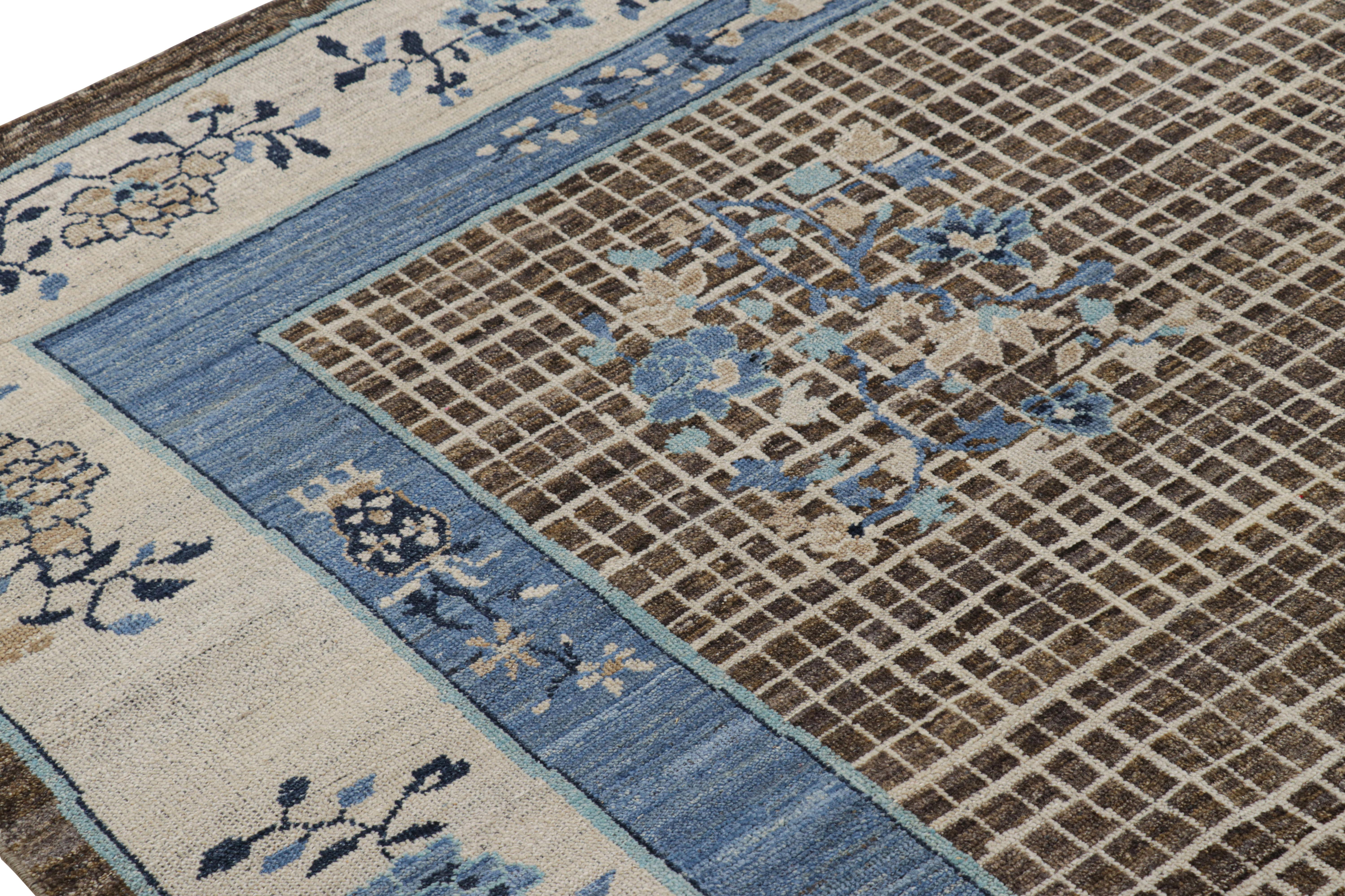 Art Déco Rug & Kilim è un tappeto cinese in stile Art Deco di colore beige-marrone e blu con motivi floreali in vendita
