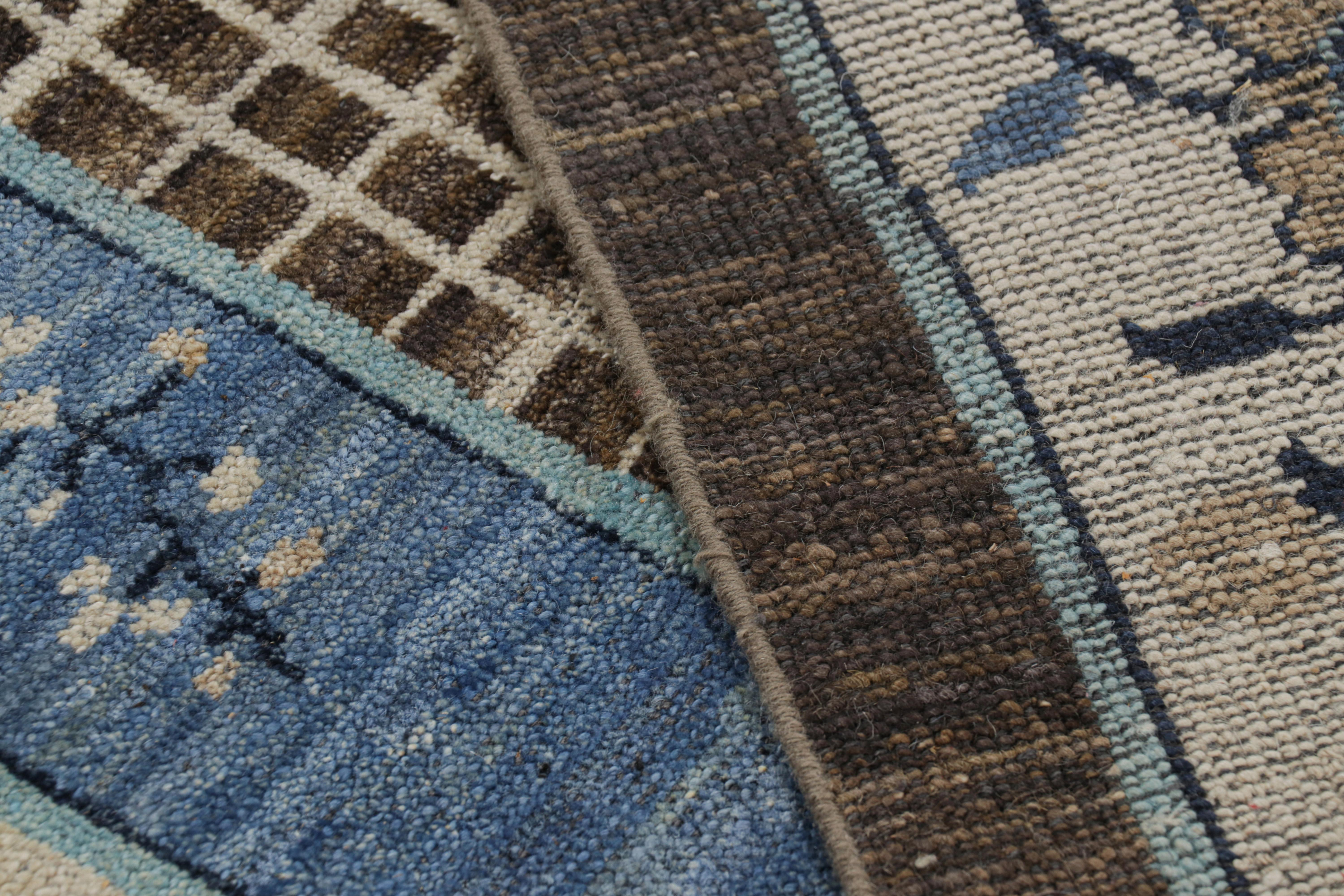 XXI secolo e contemporaneo Rug & Kilim è un tappeto cinese in stile Art Deco di colore beige-marrone e blu con motivi floreali in vendita
