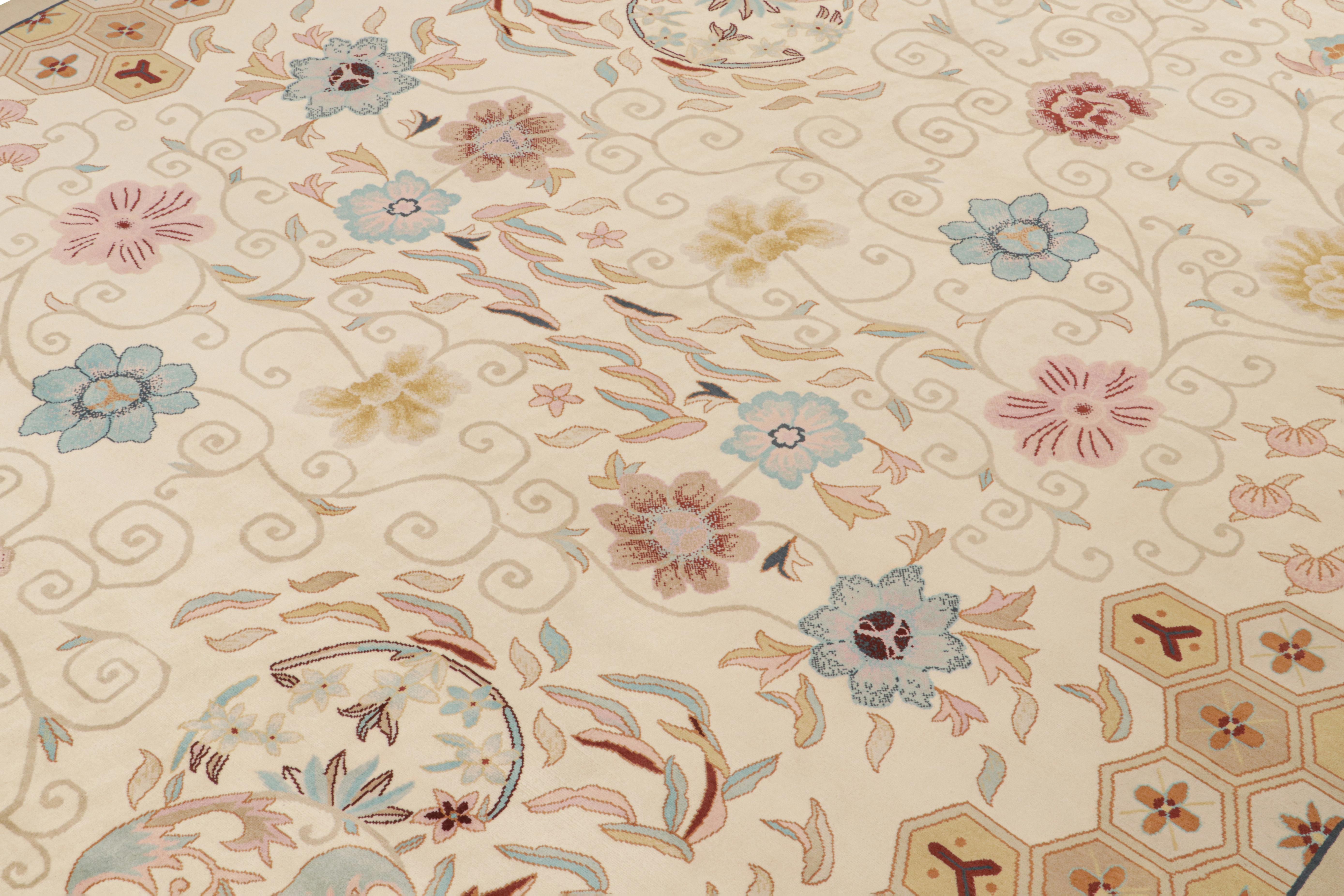 Rug & Kilim's Chinesischer Teppich im Art Deco Stil in Beige-Braun mit Blumenmustern (Art déco) im Angebot