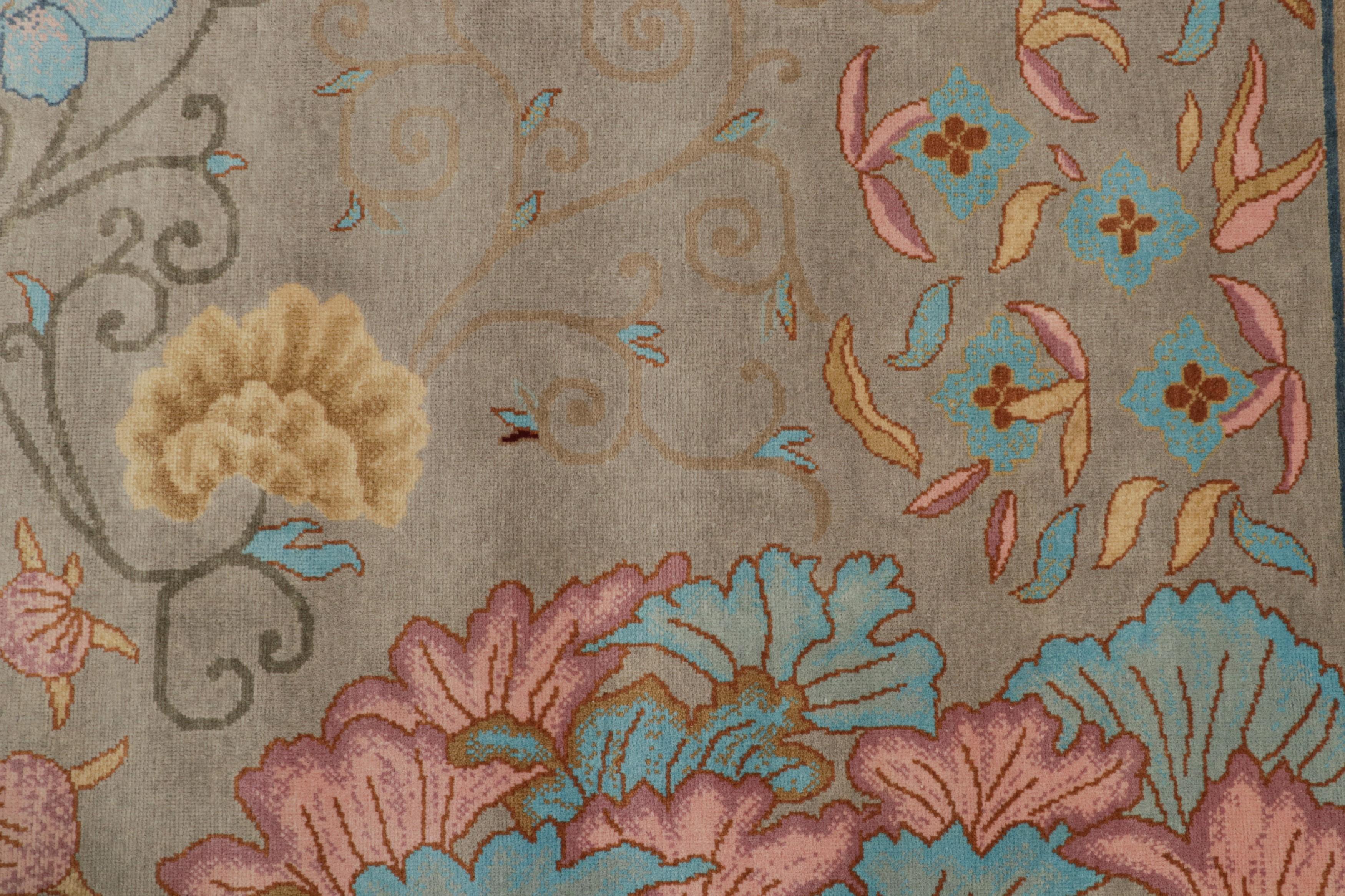 Rug & Kilim's Chinesischer Art Deco Stil Teppich in Beige mit bunten Blumenmustern (21. Jahrhundert und zeitgenössisch) im Angebot