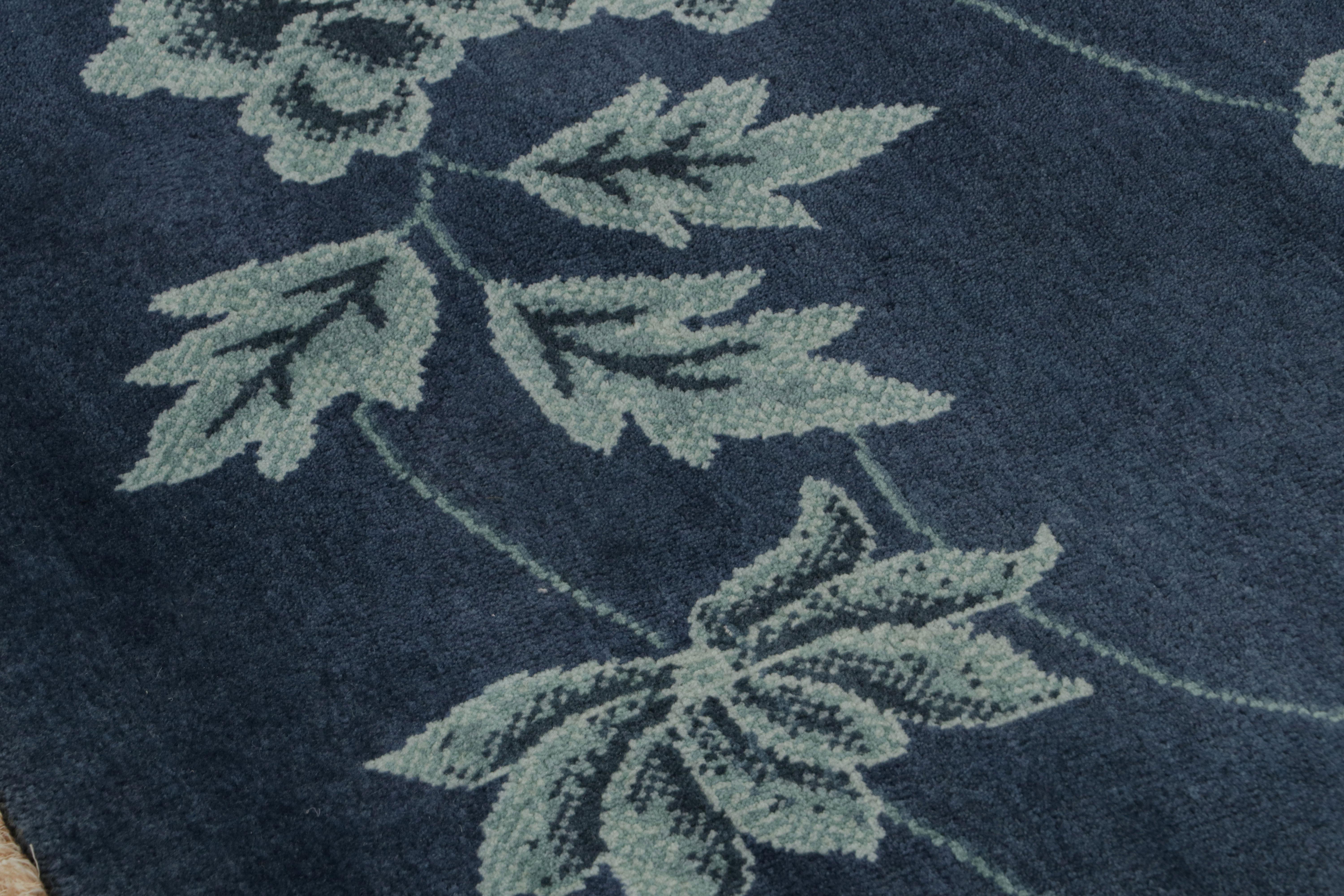 Anudada a mano en lana, esta alfombra dispersa de 3x4 de Rug & Kilim es una nueva incorporación a su línea de alfombras chinas Art Decó.

Sobre el diseño: 

Esta pieza de Chinoiserie goza de motivos florales sobre azul. Los ojos agudos notarán la