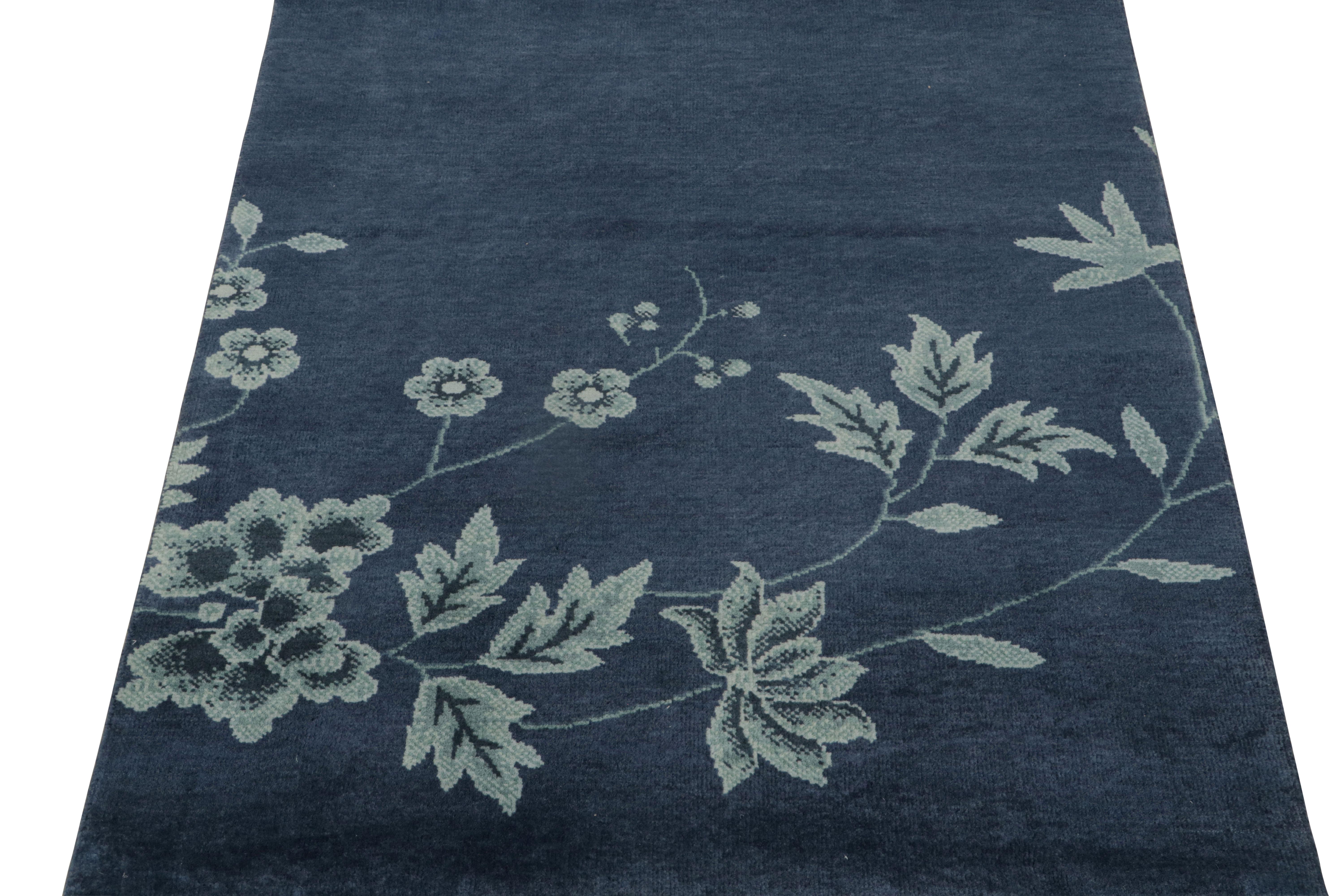 Art déco Rug & Kilim's Chinese Art Deco Style Rug in Blue with Floral Pattern (tapis chinois de style art déco avec motif floral) en vente