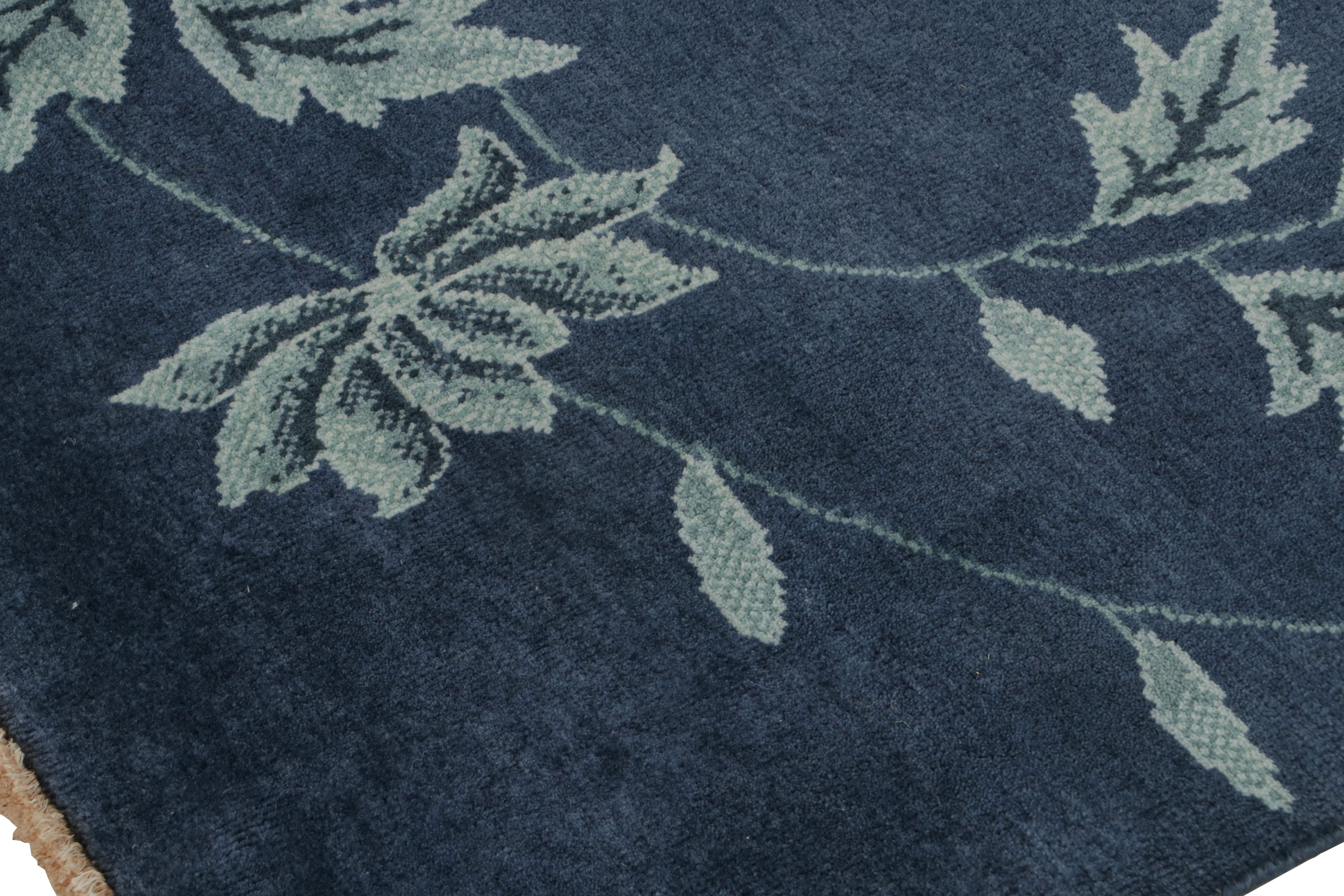 Alfombra china de estilo Art Déco de Rug & Kilim en azul con motivos florales Indio en venta